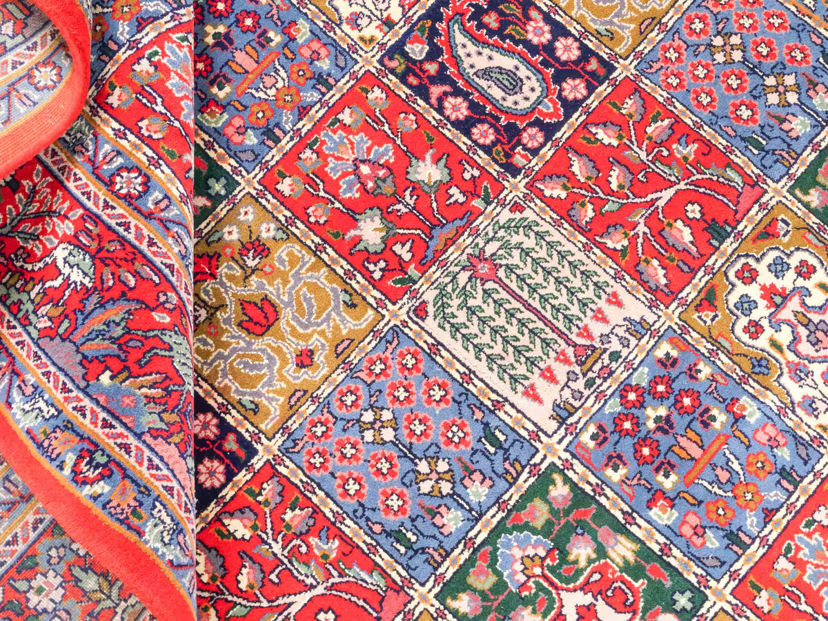 Handgeknüpfter Moud Perserteppich von Khademi aus Wolle, rot-mehrfarbig. Feiner, persischer Teppich mit Feldmuster. Orientteppich, geknüpft in Iran. Größe: 296 x 187 cm. Teppichnummer: SB3-1176 | Jupiter Intl