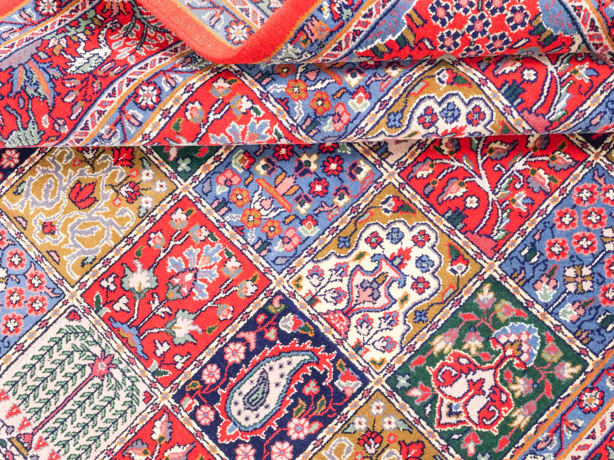 Handgeknüpfter Moud Perserteppich von Khademi aus Wolle, rot-mehrfarbig. Feiner, persischer Teppich mit Feldmuster. Orientteppich, geknüpft in Iran. Größe: 296 x 187 cm. Teppichnummer: SB3-1176 | Jupiter Intl