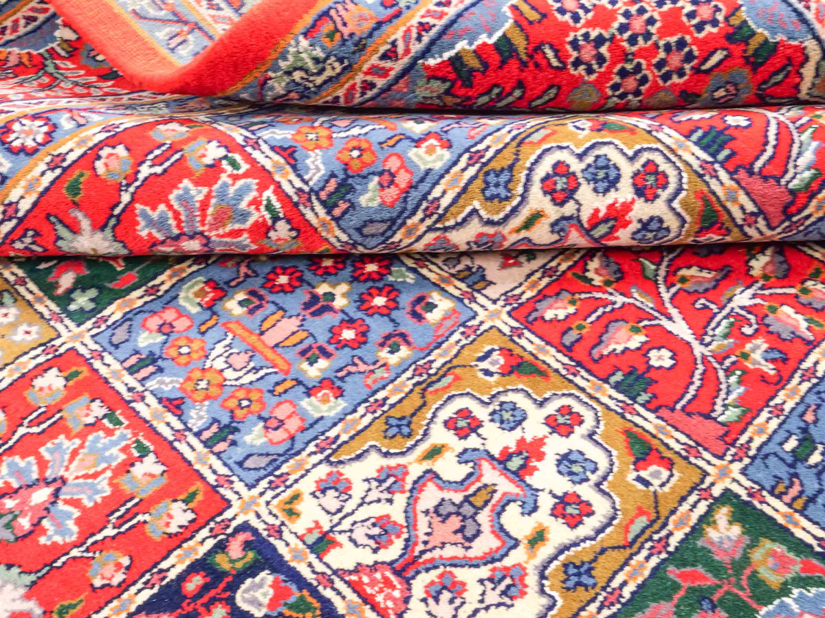 Handgeknüpfter Moud Perserteppich von Khademi aus Wolle, rot-mehrfarbig. Feiner, persischer Teppich mit Feldmuster. Orientteppich, geknüpft in Iran. Größe: 296 x 187 cm. Teppichnummer: SB3-1176 | Jupiter Intl