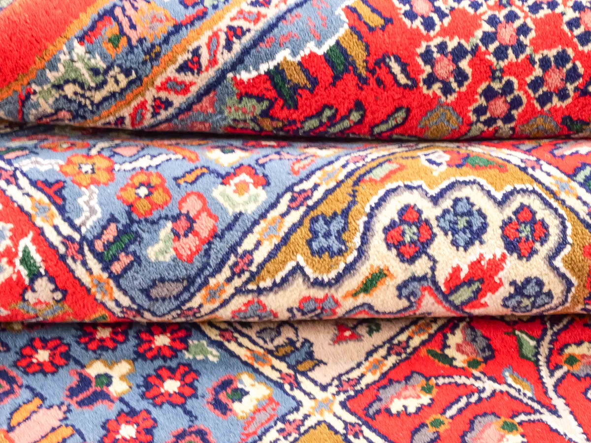 Handgeknüpfter Moud Perserteppich von Khademi aus Wolle, rot-mehrfarbig. Feiner, persischer Teppich mit Feldmuster. Orientteppich, geknüpft in Iran. Größe: 296 x 187 cm. Teppichnummer: SB3-1176 | Jupiter Intl