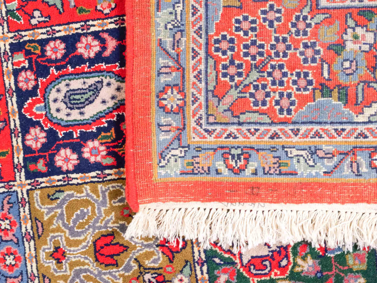 Handgeknüpfter Moud Perserteppich von Khademi aus Wolle, rot-mehrfarbig. Feiner, persischer Teppich mit Feldmuster. Orientteppich, geknüpft in Iran. Größe: 296 x 187 cm. Teppichnummer: SB3-1176 | Jupiter Intl