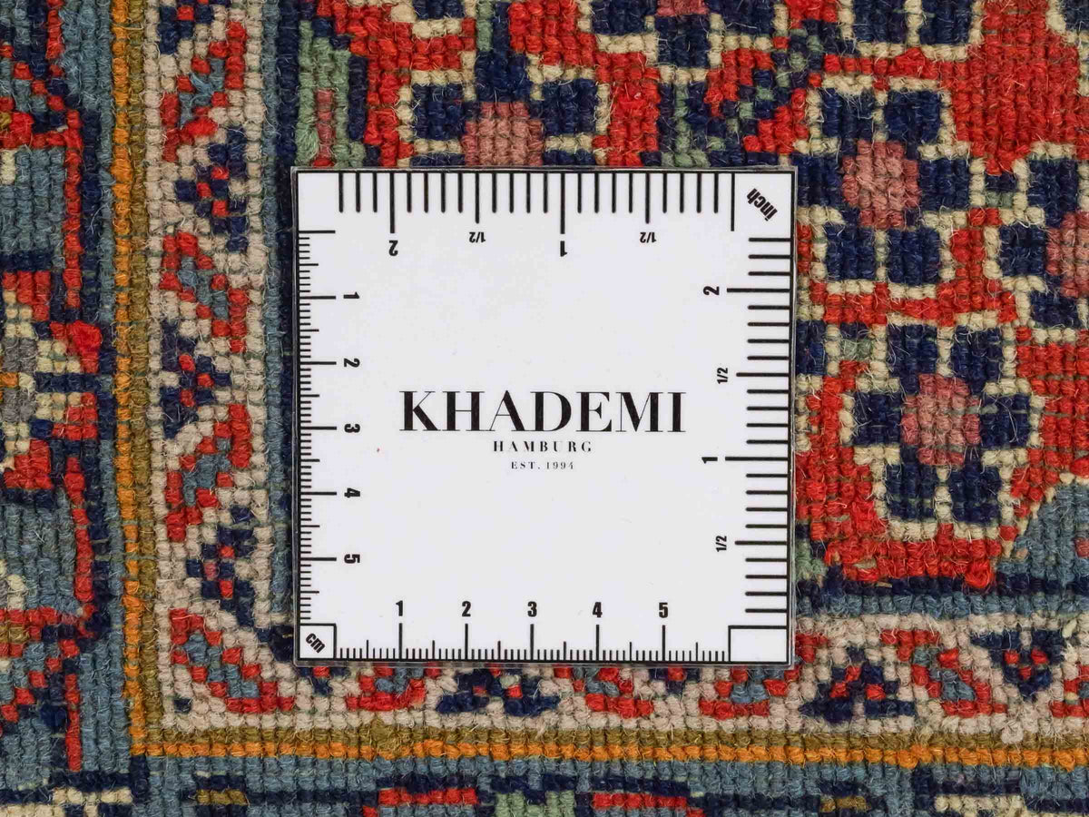 Handgeknüpfter Moud Perserteppich von Khademi aus Wolle, rot-mehrfarbig. Feiner, persischer Teppich mit Feldmuster. Orientteppich, geknüpft in Iran. Größe: 296 x 187 cm. Teppichnummer: SB3-1176 | Jupiter Intl