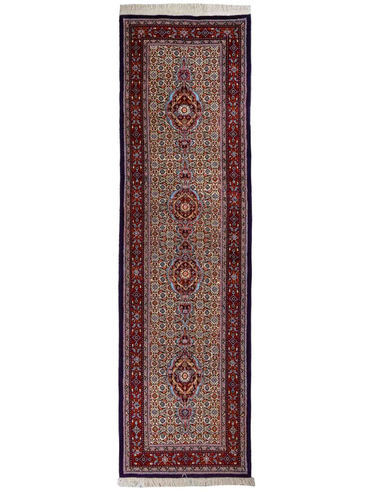 Handgeknüpfter Moud Läufer-Perserteppich von Khademi aus Wolle, blau, rot, creme. Klassisches Medaillon-Design. Traditionell von Hand geknüpft in Iran / Persien. Größe: 296 cm x 85 cm. Teppichnummer: RB3-1072. Verkauf durch Jupiter Intl.