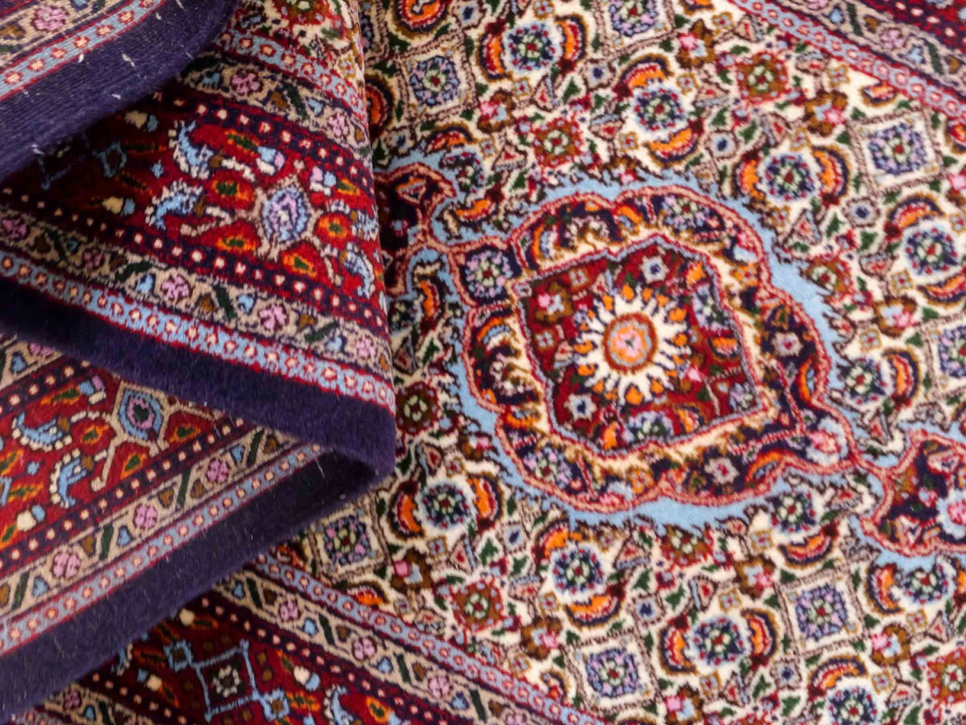 Handgeknüpfter Moud Läufer-Perserteppich von Khademi aus Wolle, blau, rot, creme. Klassisches Medaillon-Design. Traditionell von Hand geknüpft in Iran / Persien. Größe: 296 cm x 85 cm. Teppichnummer: RB3-1072. Verkauf durch Jupiter Intl.