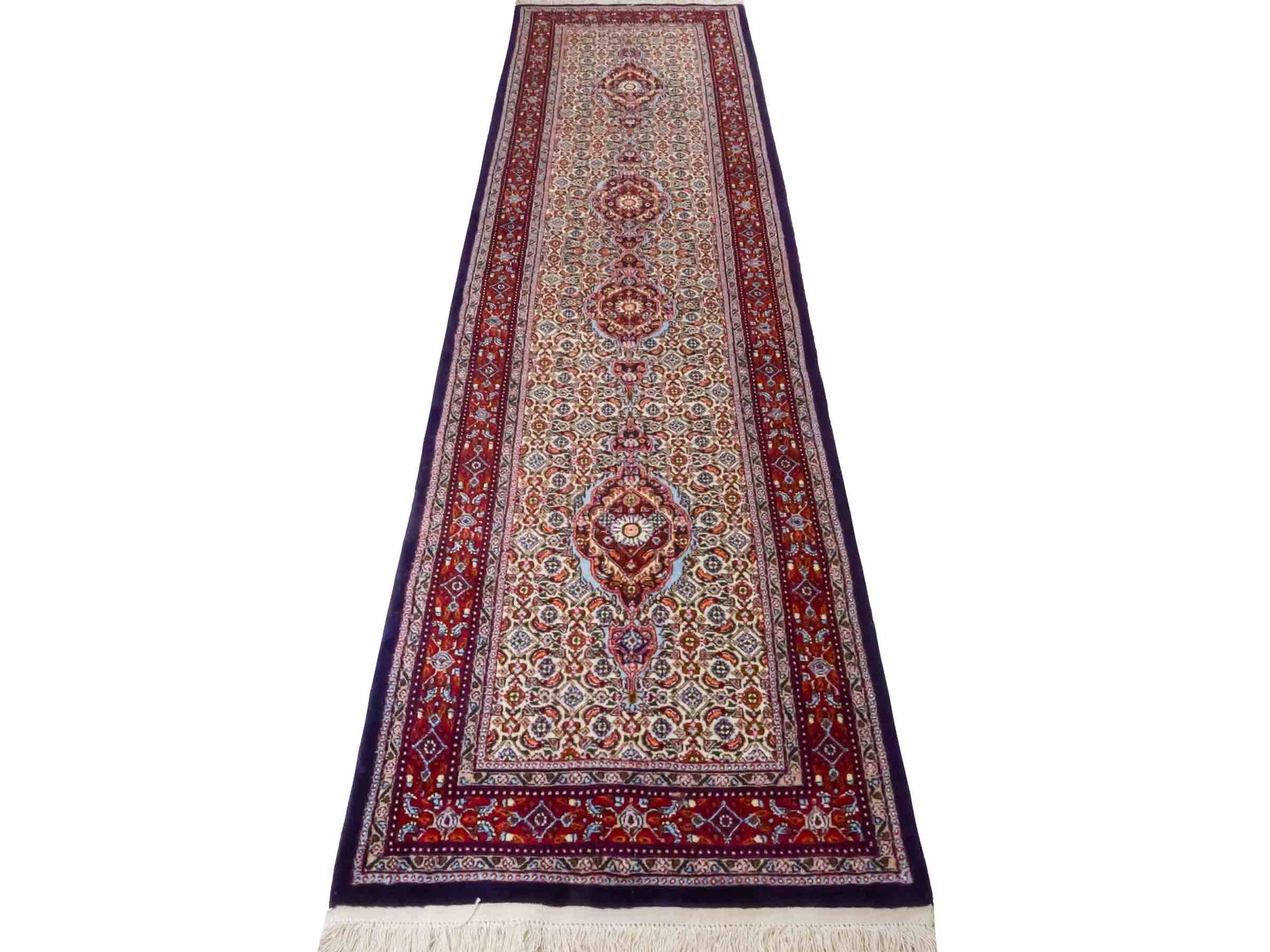 Handgeknüpfter Moud Läufer-Perserteppich von Khademi aus Wolle, blau, rot, creme. Klassisches Medaillon-Design. Traditionell von Hand geknüpft in Iran / Persien. Größe: 296 cm x 85 cm. Teppichnummer: RB3-1072. Verkauf durch Jupiter Intl.