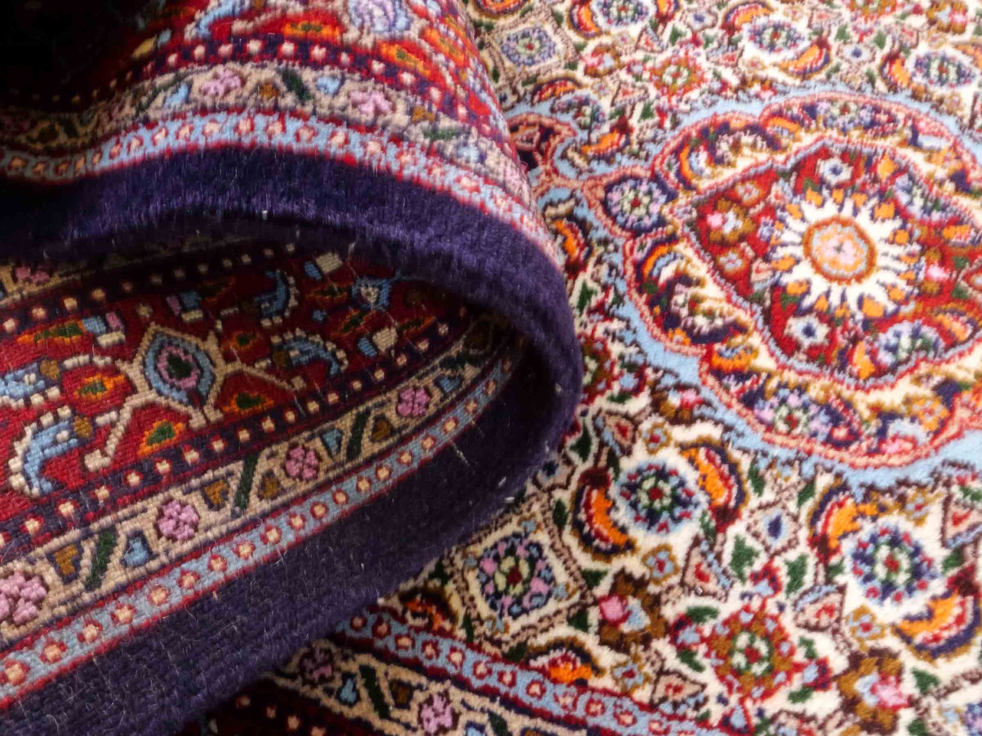 Handgeknüpfter Moud Läufer-Perserteppich von Khademi aus Wolle, blau, rot, creme. Klassisches Medaillon-Design. Traditionell von Hand geknüpft in Iran / Persien. Größe: 296 cm x 85 cm. Teppichnummer: RB3-1072. Verkauf durch Jupiter Intl.