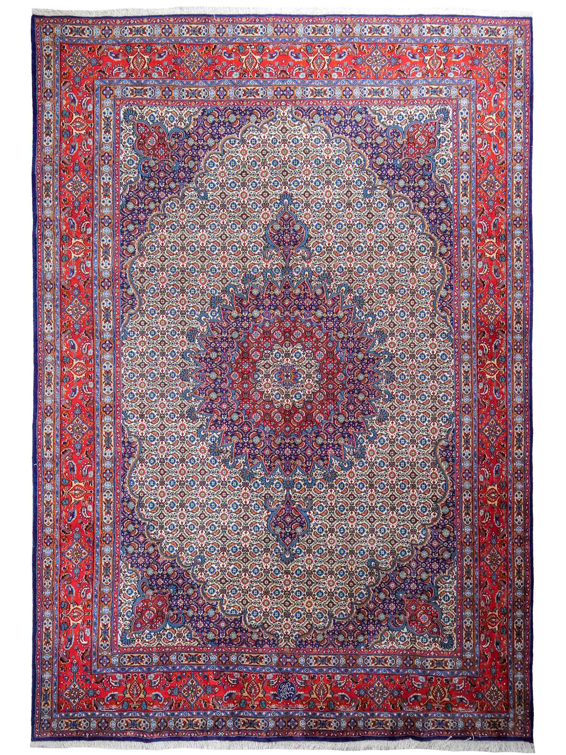 Handgeknüpfter Moud Perserteppich von Khademi mit Signatur aus Wolle, blau, rot, creme. Klassisches Medaillon-Design. Traditionell von Hand geknüpft in Iran / Persien. Größe: 302 cm x 203 cm. Teppichnummer: RB3-1073. Verkauf durch Jupiter Intl.