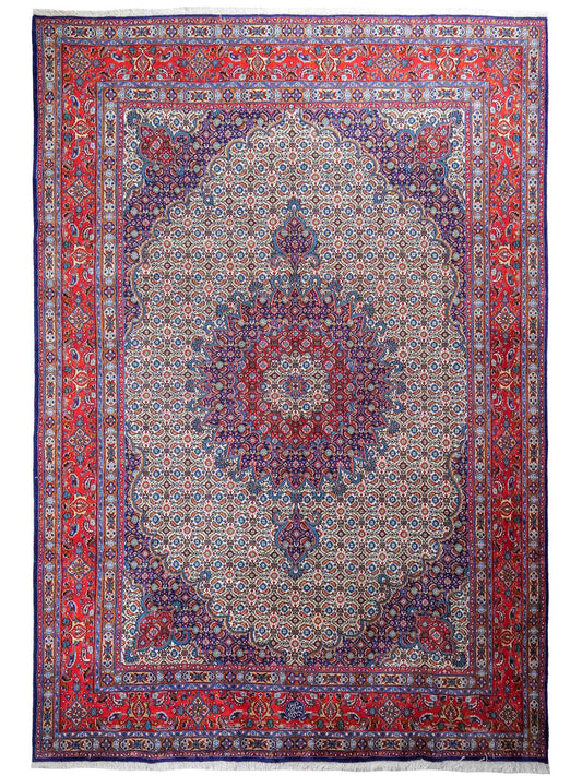 Handgeknüpfter Moud Perserteppich von Khademi mit Signatur aus Wolle, blau, rot, creme. Klassisches Medaillon-Design. Traditionell von Hand geknüpft in Iran / Persien. Größe: 302 cm x 203 cm. Teppichnummer: RB3-1073. Verkauf durch Jupiter Intl.