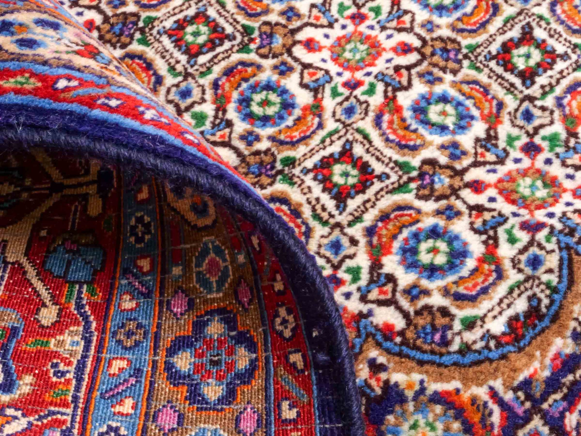 Handgeknüpfter Moud Perserteppich von Khademi mit Signatur aus Wolle, blau, rot, creme. Klassisches Medaillon-Design. Traditionell von Hand geknüpft in Iran / Persien. Größe: 302 cm x 203 cm. Teppichnummer: RB3-1073. Verkauf durch Jupiter Intl.