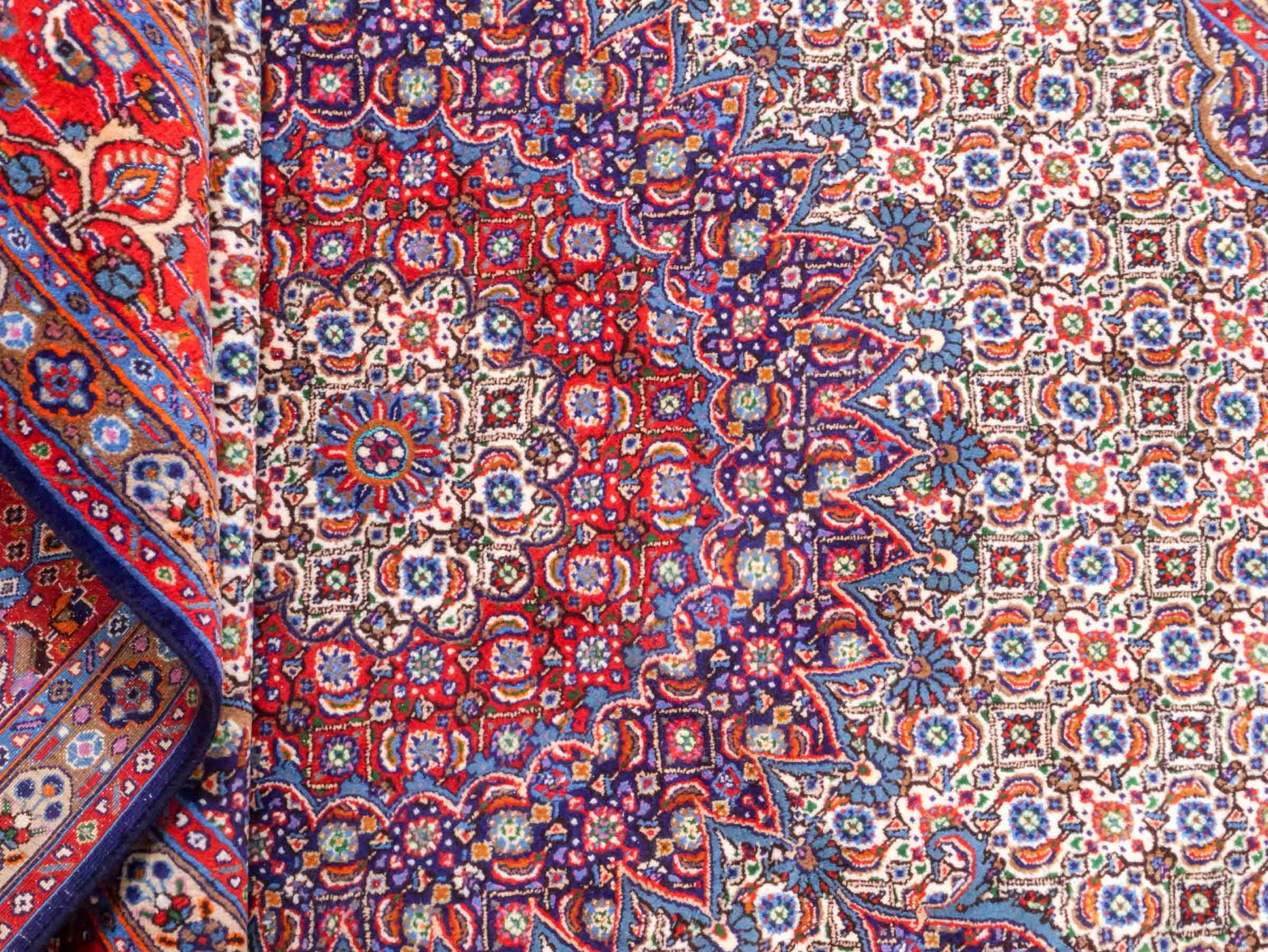 Handgeknüpfter Moud Perserteppich von Khademi mit Signatur aus Wolle, blau, rot, creme. Klassisches Medaillon-Design. Traditionell von Hand geknüpft in Iran / Persien. Größe: 302 cm x 203 cm. Teppichnummer: RB3-1073. Verkauf durch Jupiter Intl.