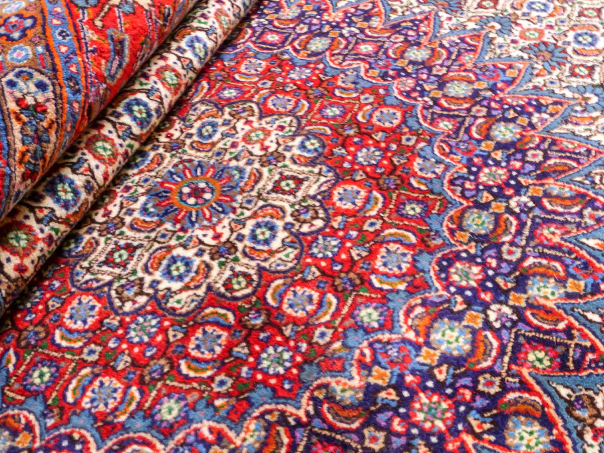 Handgeknüpfter Moud Perserteppich von Khademi mit Signatur aus Wolle, blau, rot, creme. Klassisches Medaillon-Design. Traditionell von Hand geknüpft in Iran / Persien. Größe: 302 cm x 203 cm. Teppichnummer: RB3-1073. Verkauf durch Jupiter Intl.
