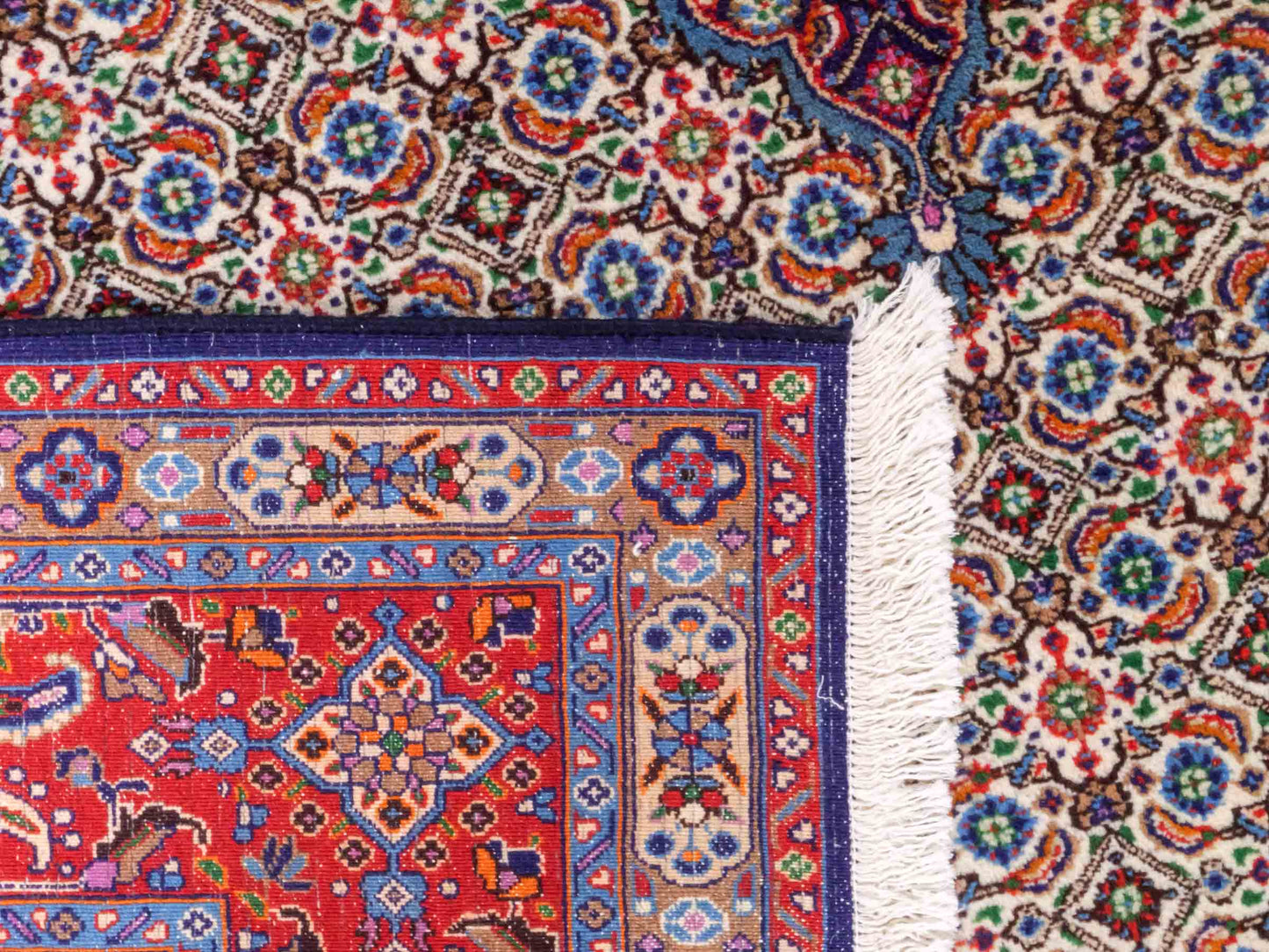 Handgeknüpfter Moud Perserteppich von Khademi mit Signatur aus Wolle, blau, rot, creme. Klassisches Medaillon-Design. Traditionell von Hand geknüpft in Iran / Persien. Größe: 302 cm x 203 cm. Teppichnummer: RB3-1073. Verkauf durch Jupiter Intl.