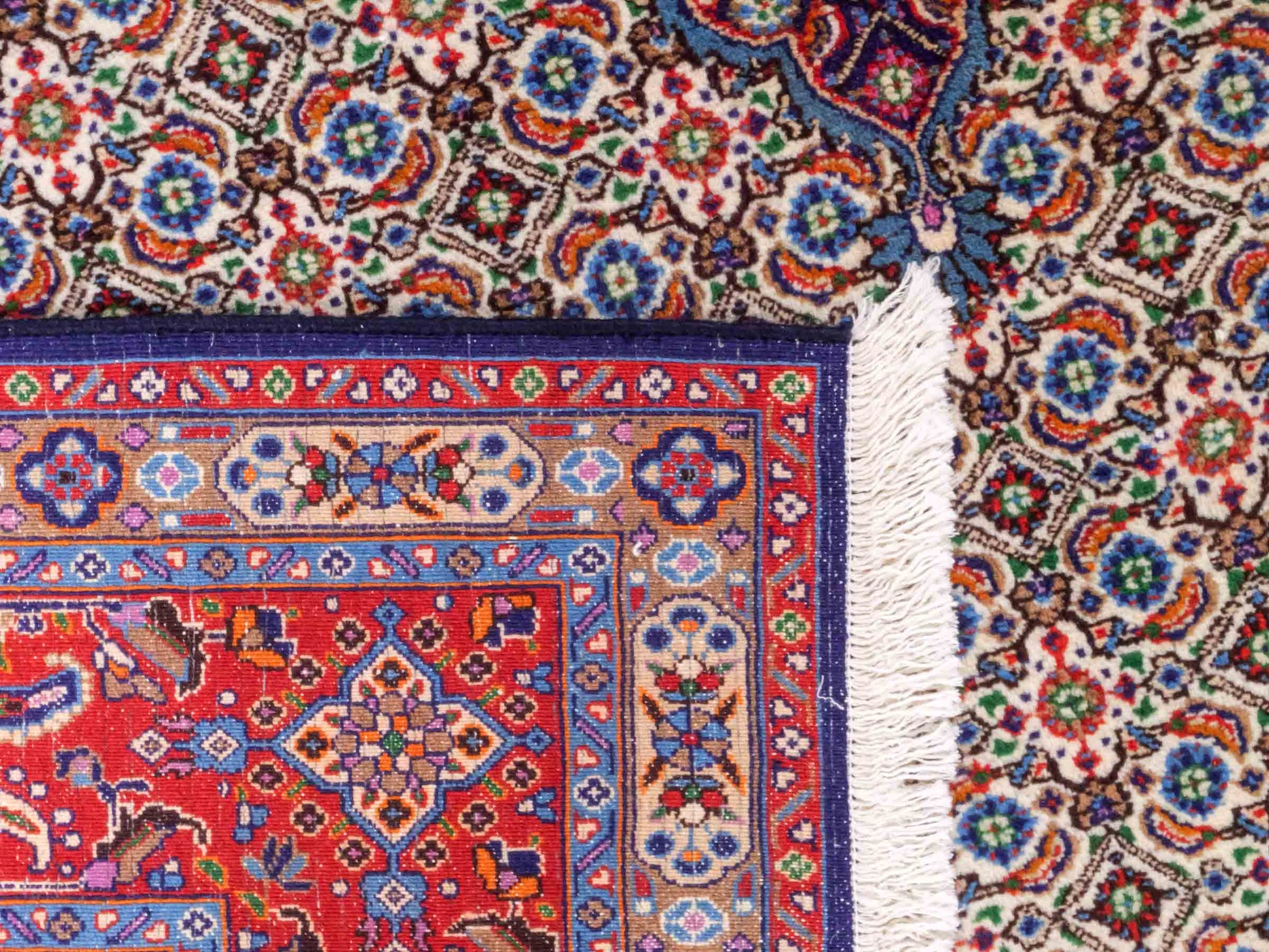 Handgeknüpfter Moud Perserteppich von Khademi mit Signatur aus Wolle, blau, rot, creme. Klassisches Medaillon-Design. Traditionell von Hand geknüpft in Iran / Persien. Größe: 302 cm x 203 cm. Teppichnummer: RB3-1073. Verkauf durch Jupiter Intl.