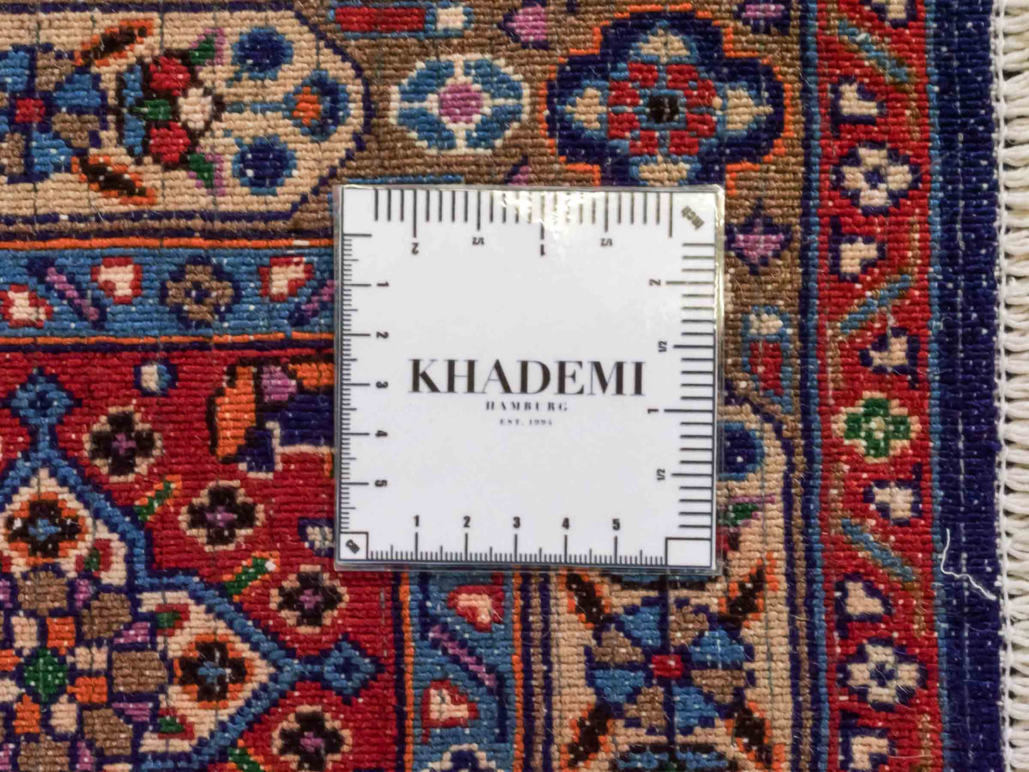 Handgeknüpfter Moud Perserteppich von Khademi mit Signatur aus Wolle, blau, rot, creme. Klassisches Medaillon-Design. Traditionell von Hand geknüpft in Iran / Persien. Größe: 302 cm x 203 cm. Teppichnummer: RB3-1073. Verkauf durch Jupiter Intl.