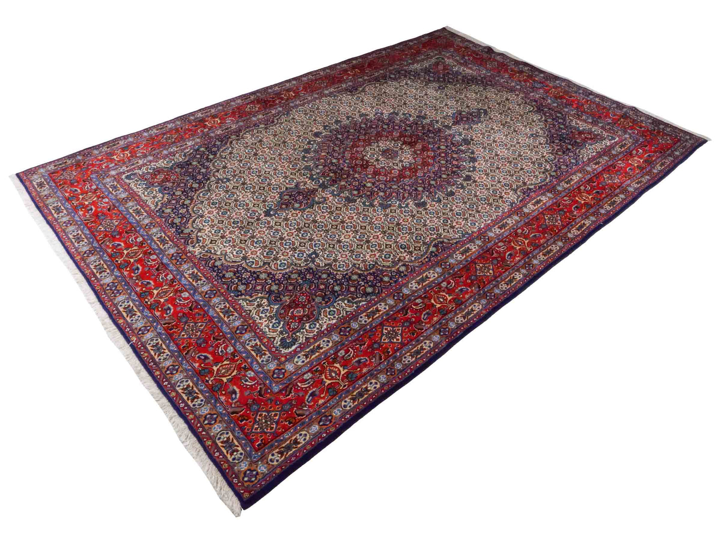 Handgeknüpfter Moud Perserteppich von Khademi mit Signatur aus Wolle, blau, rot, creme. Klassisches Medaillon-Design. Traditionell von Hand geknüpft in Iran / Persien. Größe: 302 cm x 203 cm. Teppichnummer: RB3-1073. Verkauf durch Jupiter Intl.