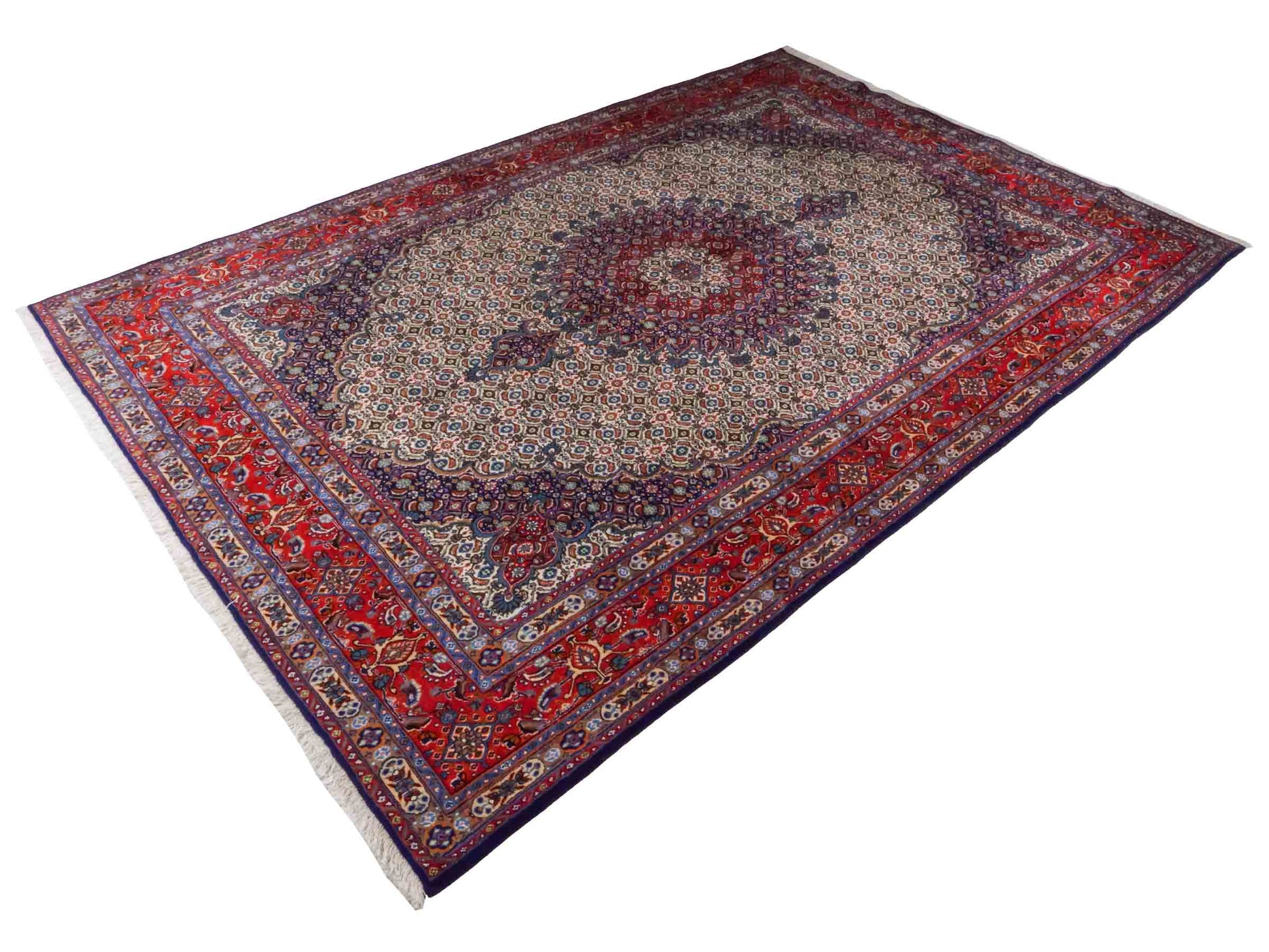 Handgeknüpfter Moud Perserteppich von Khademi mit Signatur aus Wolle, blau, rot, creme. Klassisches Medaillon-Design. Traditionell von Hand geknüpft in Iran / Persien. Größe: 302 cm x 203 cm. Teppichnummer: RB3-1073. Verkauf durch Jupiter Intl.
