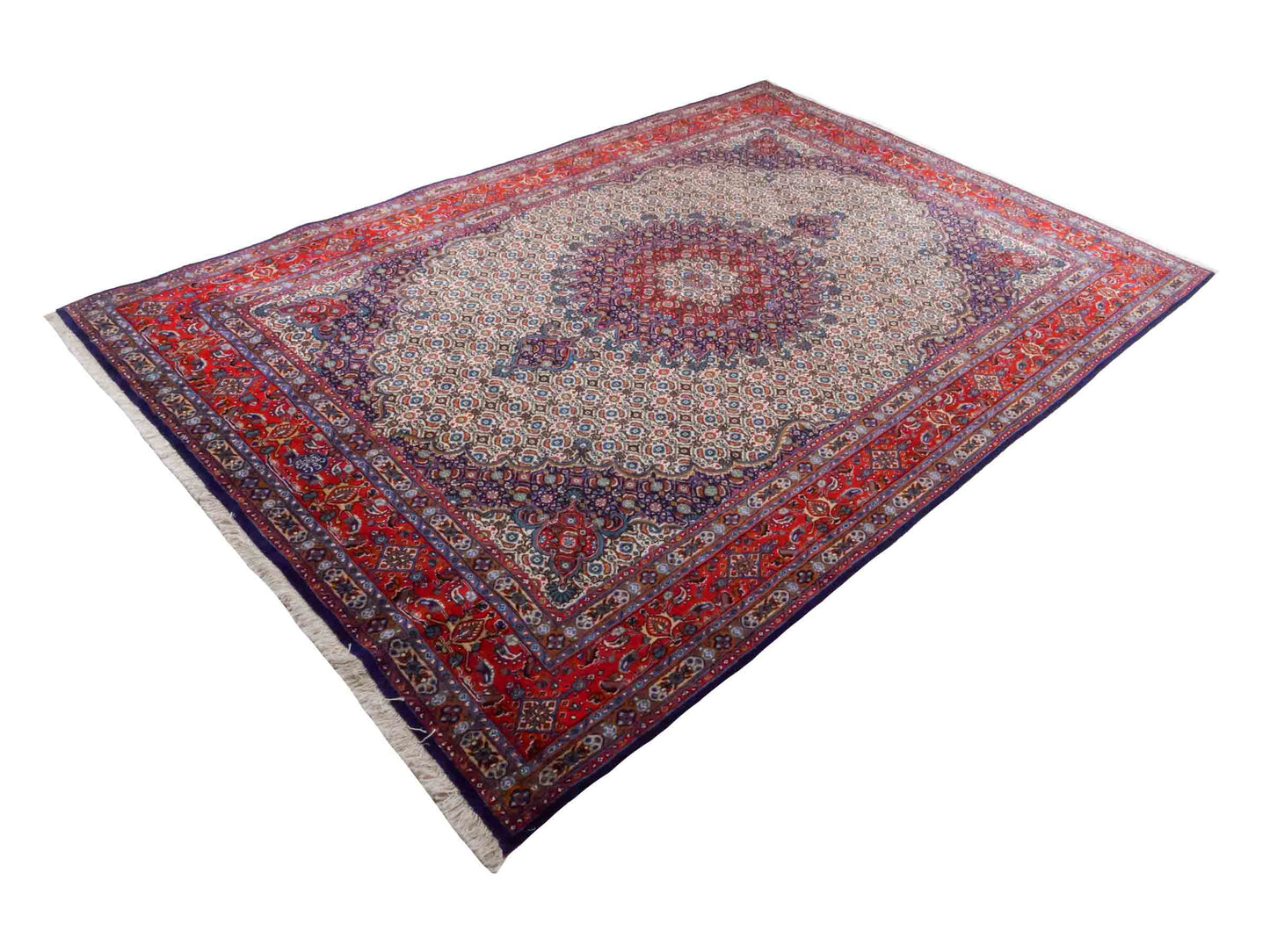 Handgeknüpfter Moud Perserteppich von Khademi mit Signatur aus Wolle, blau, rot, creme. Klassisches Medaillon-Design. Traditionell von Hand geknüpft in Iran / Persien. Größe: 302 cm x 203 cm. Teppichnummer: RB3-1073. Verkauf durch Jupiter Intl.