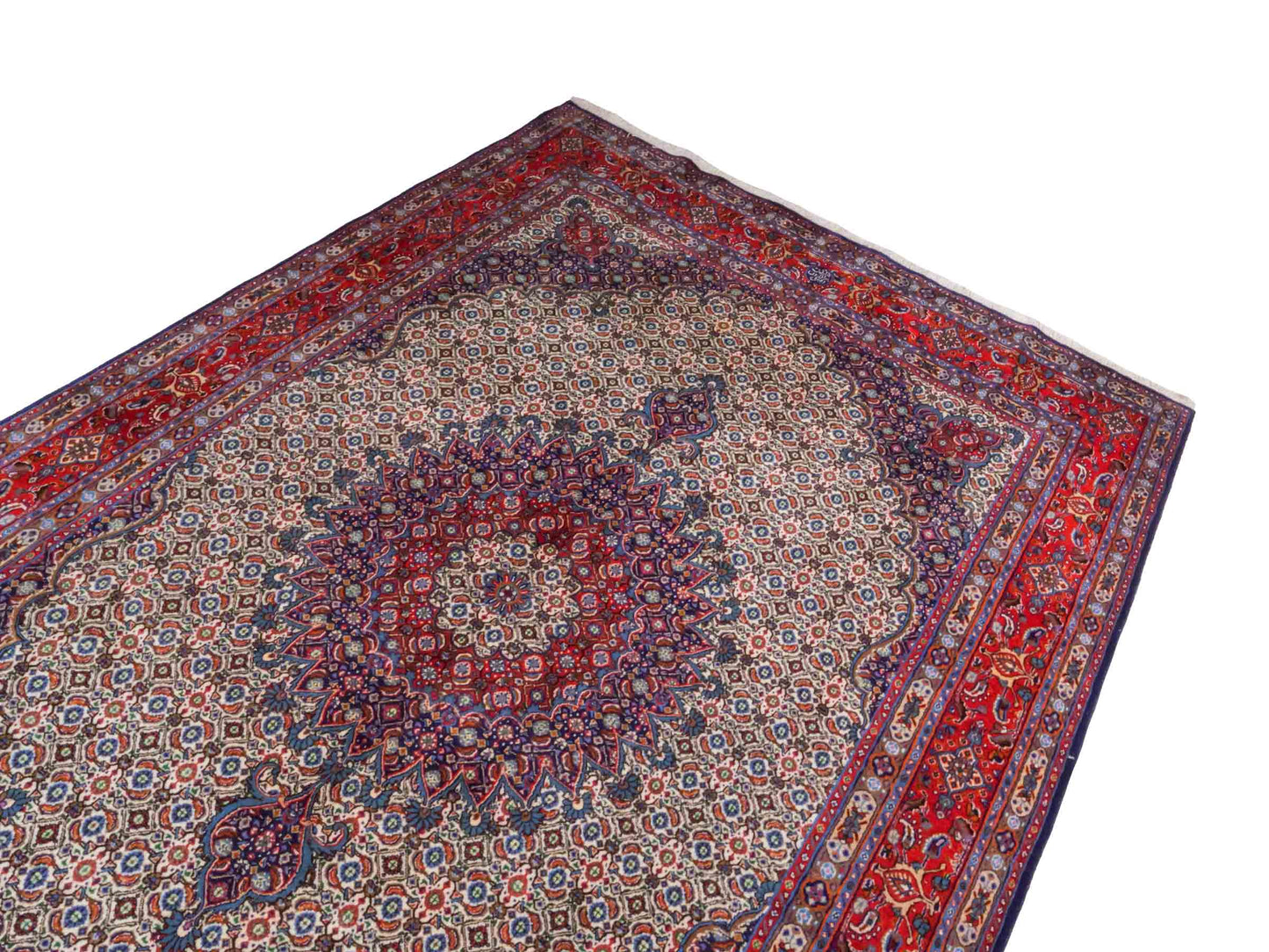 Handgeknüpfter Moud Perserteppich von Khademi mit Signatur aus Wolle, blau, rot, creme. Klassisches Medaillon-Design. Traditionell von Hand geknüpft in Iran / Persien. Größe: 302 cm x 203 cm. Teppichnummer: RB3-1073. Verkauf durch Jupiter Intl.