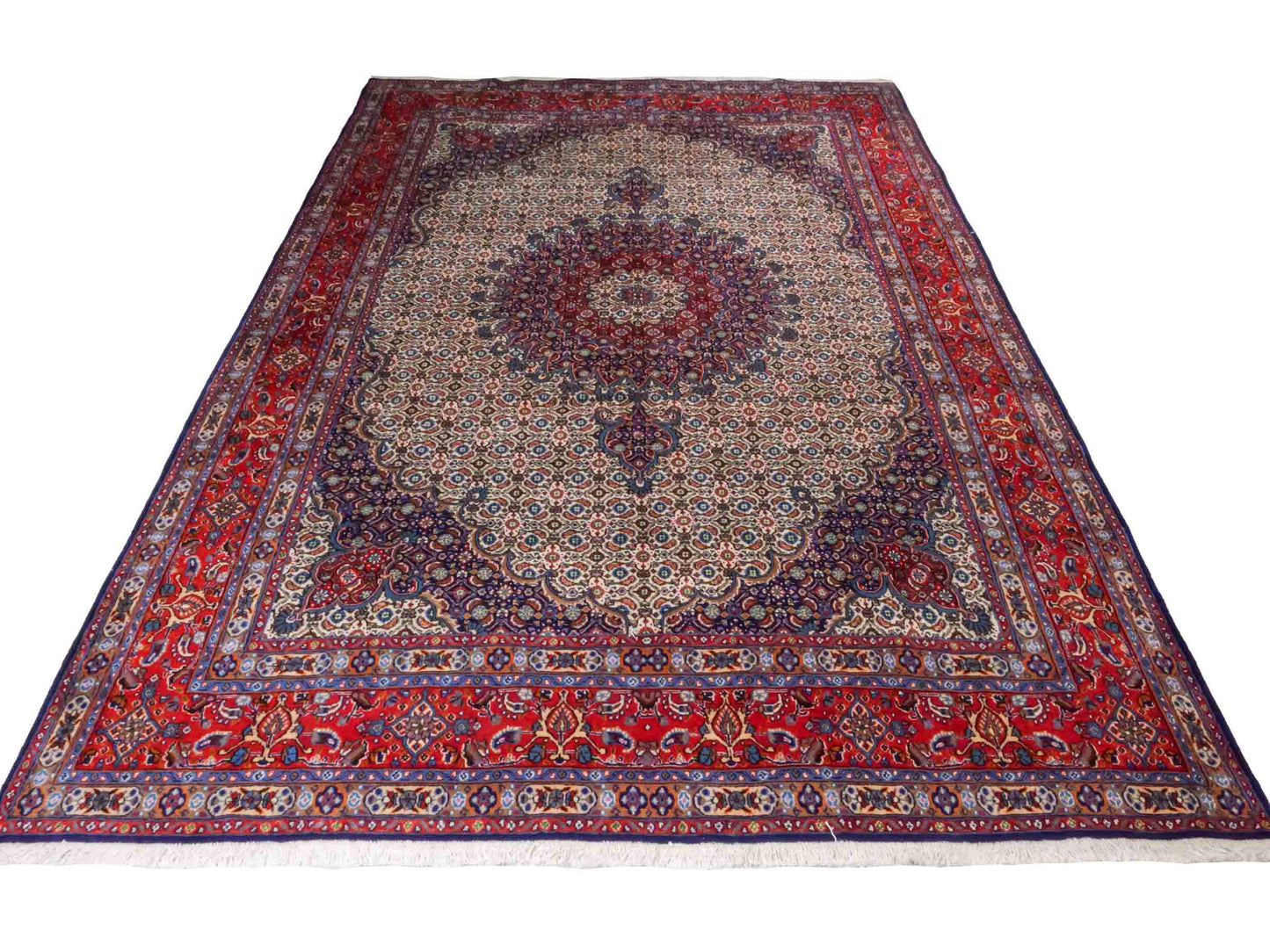 Handgeknüpfter Moud Perserteppich von Khademi mit Signatur aus Wolle, blau, rot, creme. Klassisches Medaillon-Design. Traditionell von Hand geknüpft in Iran / Persien. Größe: 302 cm x 203 cm. Teppichnummer: RB3-1073. Verkauf durch Jupiter Intl.