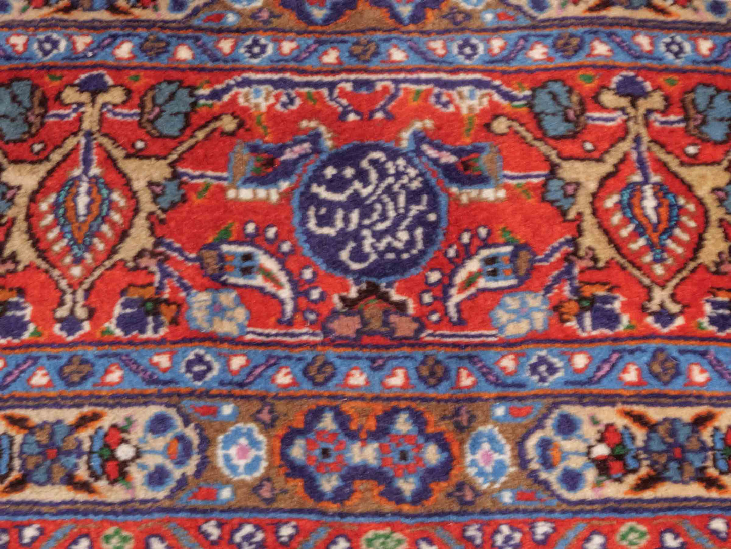 Handgeknüpfter Moud Perserteppich von Khademi mit Signatur aus Wolle, blau, rot, creme. Klassisches Medaillon-Design. Traditionell von Hand geknüpft in Iran / Persien. Größe: 302 cm x 203 cm. Teppichnummer: RB3-1073. Verkauf durch Jupiter Intl.