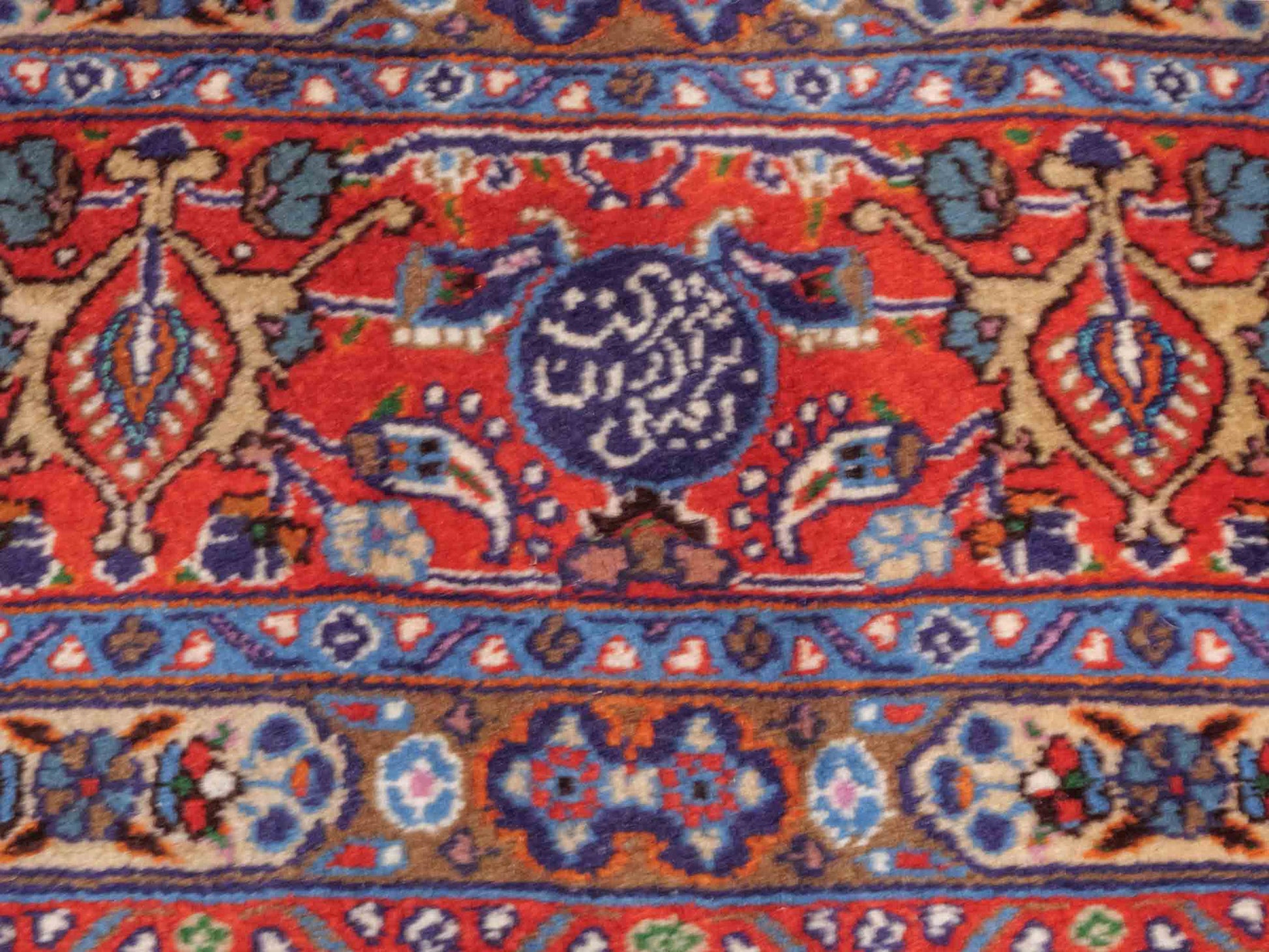Handgeknüpfter Moud Perserteppich von Khademi mit Signatur aus Wolle, blau, rot, creme. Klassisches Medaillon-Design. Traditionell von Hand geknüpft in Iran / Persien. Größe: 302 cm x 203 cm. Teppichnummer: RB3-1073. Verkauf durch Jupiter Intl.