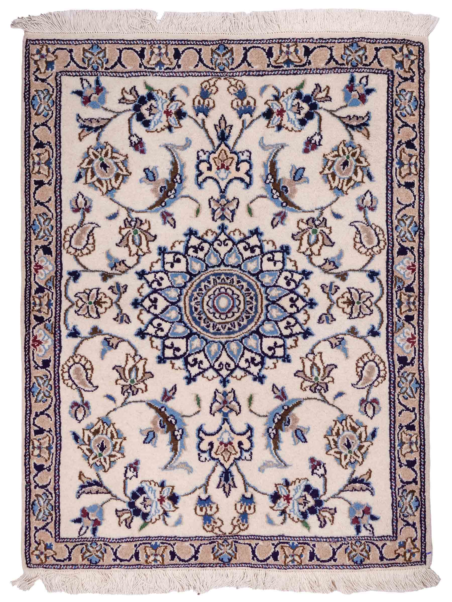 Handgeknüpfter Nain 12La Perserteppich von Khademi aus Wolle, weiß. Persischer Orientteppich mit Medaillon. Von Hand geknüpft in Iran / Persien. Größe: 121 cm x 91 cm. Teppichnummer: SB3-1017. Verkauf durch Jupiter Intl.