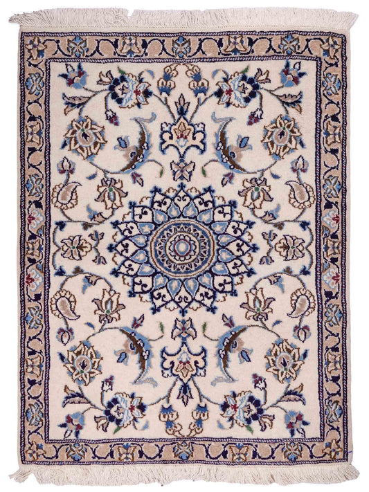 Handgeknüpfter Nain 12La Perserteppich von Khademi aus Wolle, weiß. Persischer Orientteppich mit Medaillon. Von Hand geknüpft in Iran / Persien. Größe: 121 cm x 91 cm. Teppichnummer: SB3-1017. Verkauf durch Jupiter Intl.