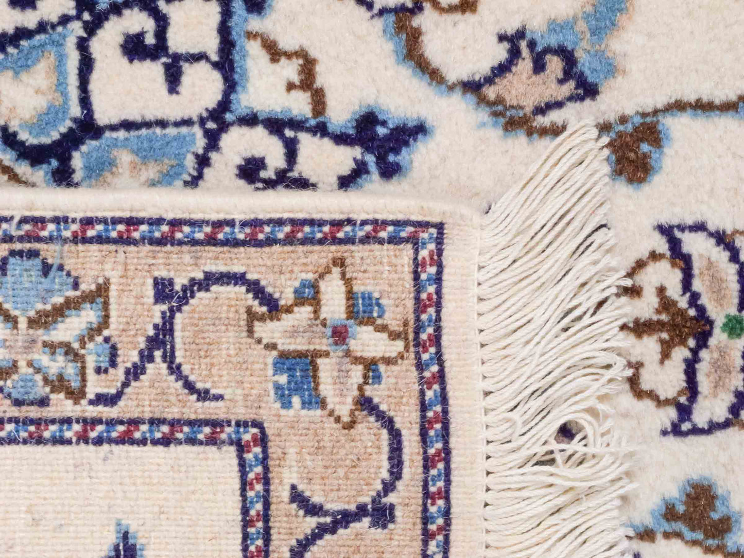 Handgeknüpfter Nain 12La Perserteppich von Khademi aus Wolle, weiß. Persischer Orientteppich mit Medaillon. Von Hand geknüpft in Iran / Persien. Größe: 121 cm x 91 cm. Teppichnummer: SB3-1017. Verkauf durch Jupiter Intl.