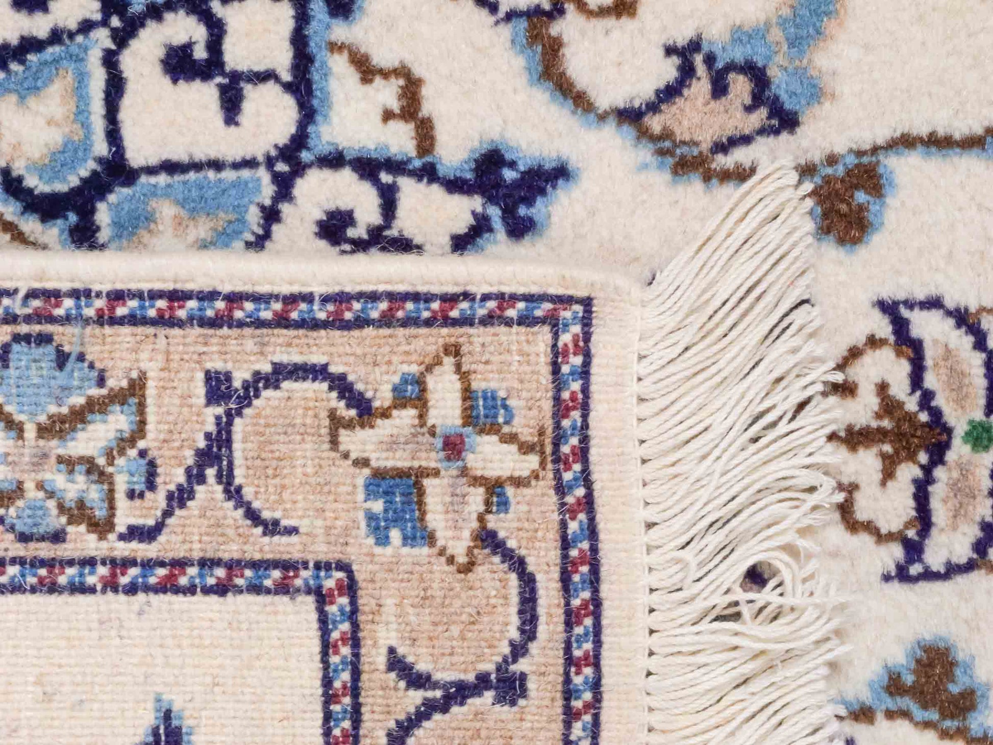 Handgeknüpfter Nain 12La Perserteppich von Khademi aus Wolle, weiß. Persischer Orientteppich mit Medaillon. Von Hand geknüpft in Iran / Persien. Größe: 121 cm x 91 cm. Teppichnummer: SB3-1017. Verkauf durch Jupiter Intl.