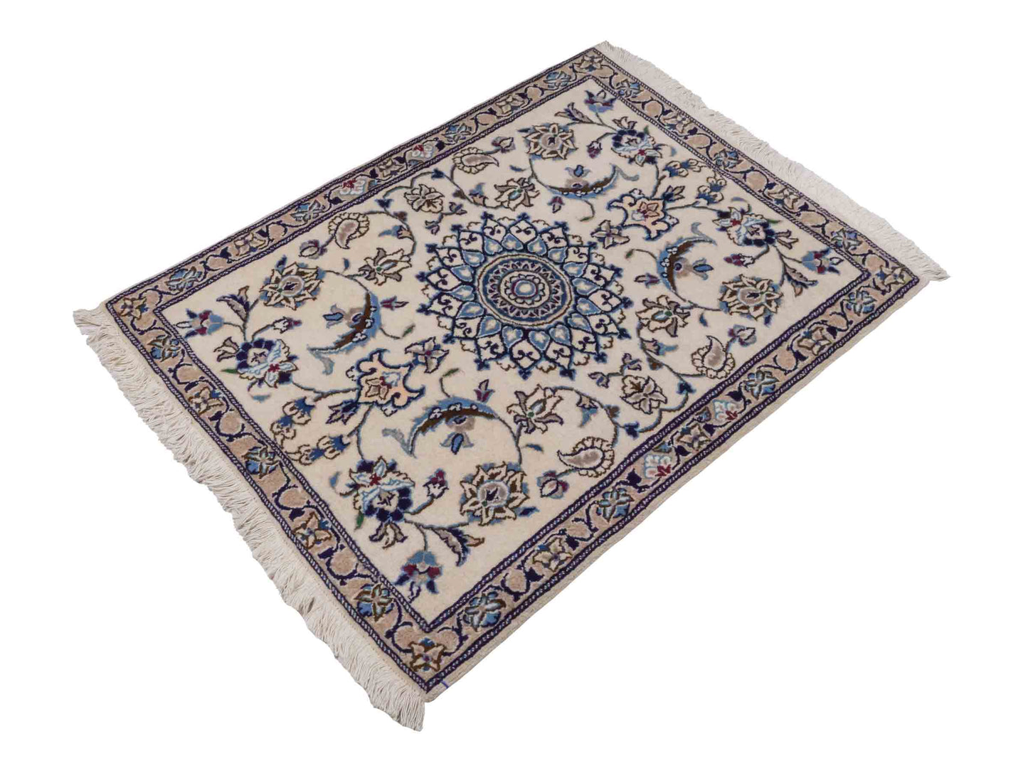 Handgeknüpfter Nain 12La Perserteppich von Khademi aus Wolle, weiß. Persischer Orientteppich mit Medaillon. Von Hand geknüpft in Iran / Persien. Größe: 121 cm x 91 cm. Teppichnummer: SB3-1017. Verkauf durch Jupiter Intl.