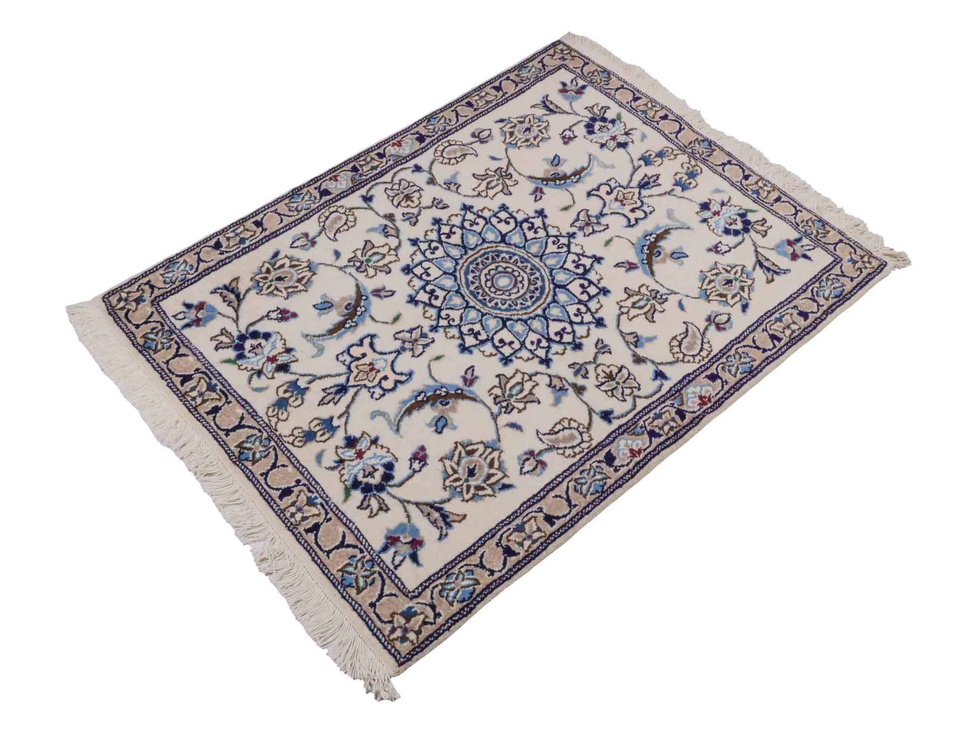 Handgeknüpfter Nain 12La Perserteppich von Khademi aus Wolle, weiß. Persischer Orientteppich mit Medaillon. Von Hand geknüpft in Iran / Persien. Größe: 121 cm x 91 cm. Teppichnummer: SB3-1017. Verkauf durch Jupiter Intl.