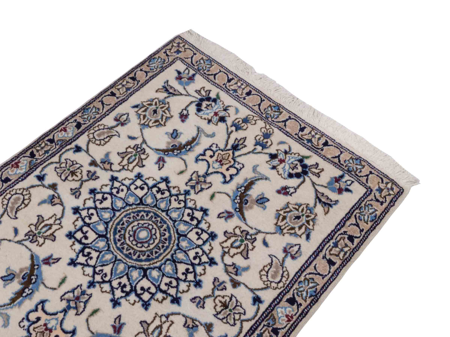 Handgeknüpfter Nain 12La Perserteppich von Khademi aus Wolle, weiß. Persischer Orientteppich mit Medaillon. Von Hand geknüpft in Iran / Persien. Größe: 121 cm x 91 cm. Teppichnummer: SB3-1017. Verkauf durch Jupiter Intl.
