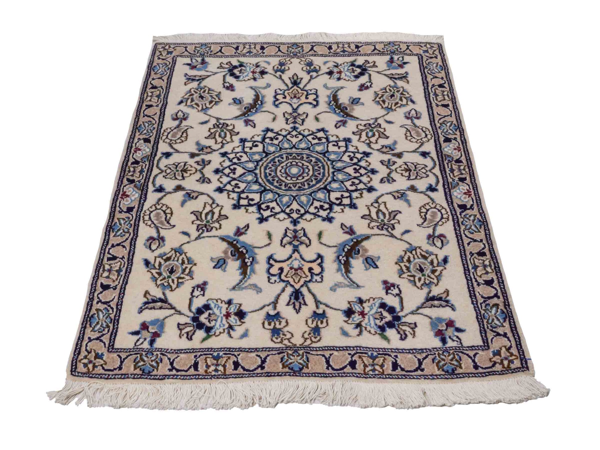 Handgeknüpfter Nain 12La Perserteppich von Khademi aus Wolle, weiß. Persischer Orientteppich mit Medaillon. Von Hand geknüpft in Iran / Persien. Größe: 121 cm x 91 cm. Teppichnummer: SB3-1017. Verkauf durch Jupiter Intl.