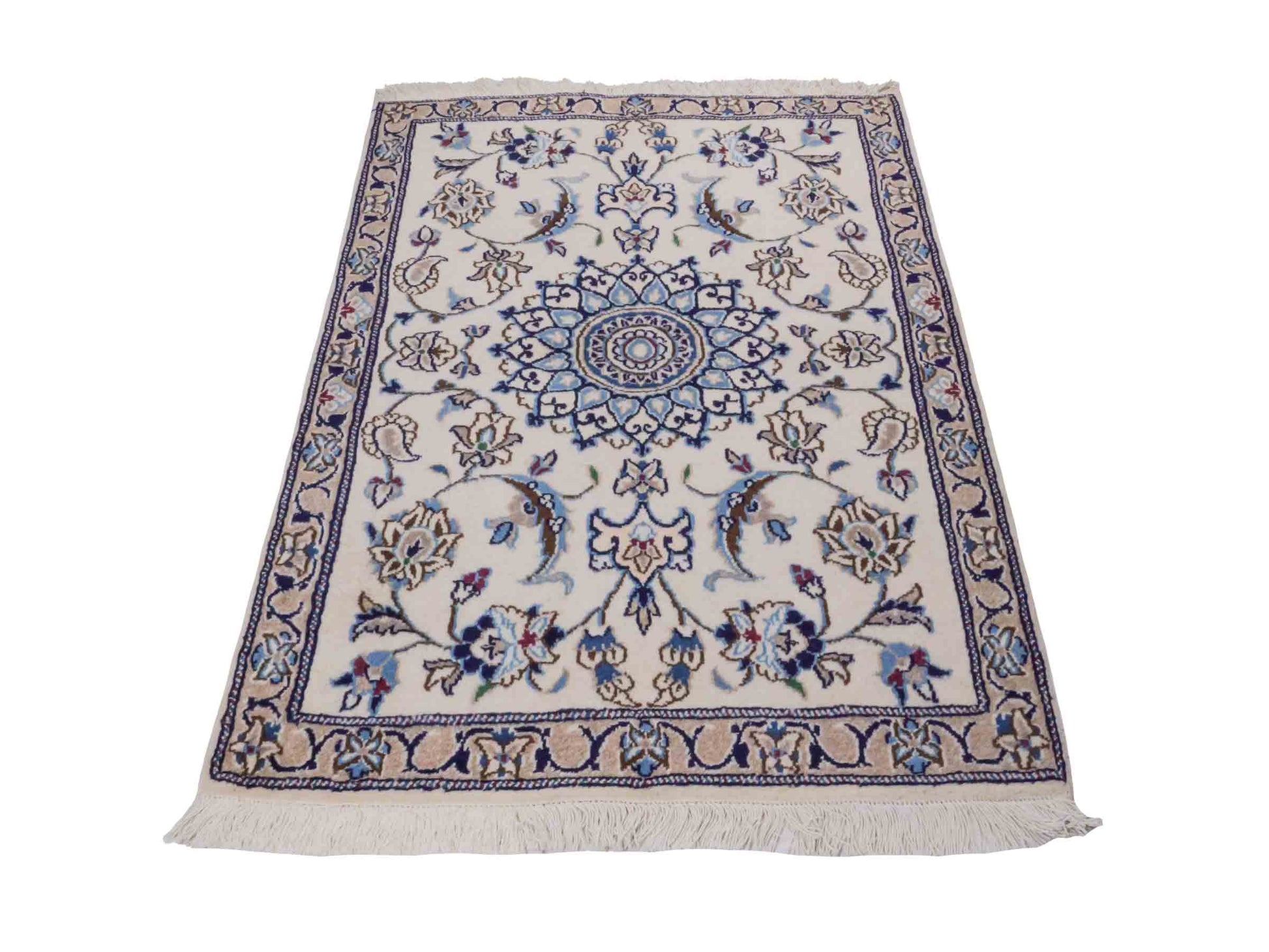 Handgeknüpfter Nain 12La Perserteppich von Khademi aus Wolle, weiß. Persischer Orientteppich mit Medaillon. Von Hand geknüpft in Iran / Persien. Größe: 121 cm x 91 cm. Teppichnummer: SB3-1017. Verkauf durch Jupiter Intl.