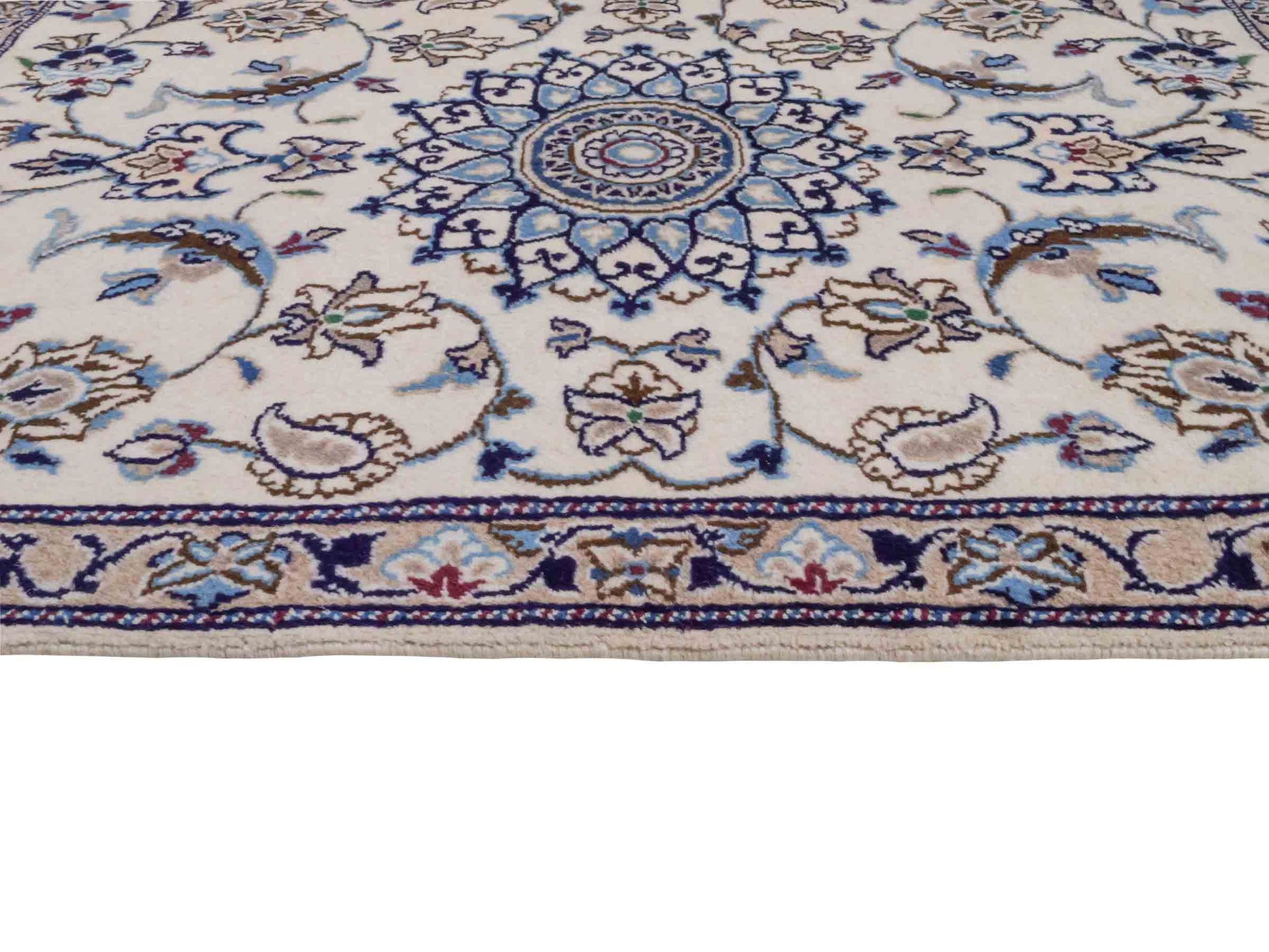 Handgeknüpfter Nain 12La Perserteppich von Khademi aus Wolle, weiß. Persischer Orientteppich mit Medaillon. Von Hand geknüpft in Iran / Persien. Größe: 121 cm x 91 cm. Teppichnummer: SB3-1017. Verkauf durch Jupiter Intl.