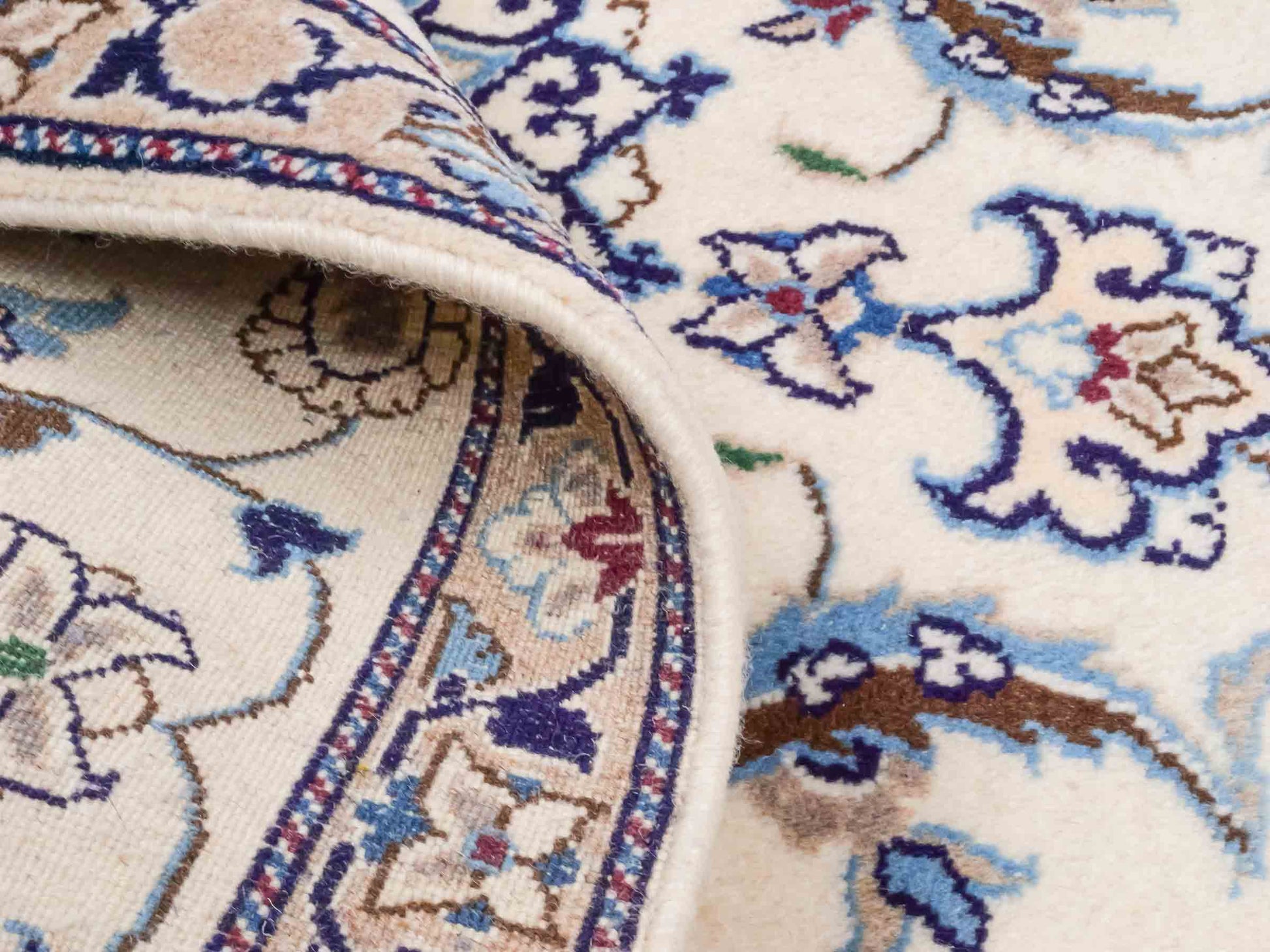 Handgeknüpfter Nain 12La Perserteppich von Khademi aus Wolle, weiß. Persischer Orientteppich mit Medaillon. Von Hand geknüpft in Iran / Persien. Größe: 121 cm x 91 cm. Teppichnummer: SB3-1017. Verkauf durch Jupiter Intl.