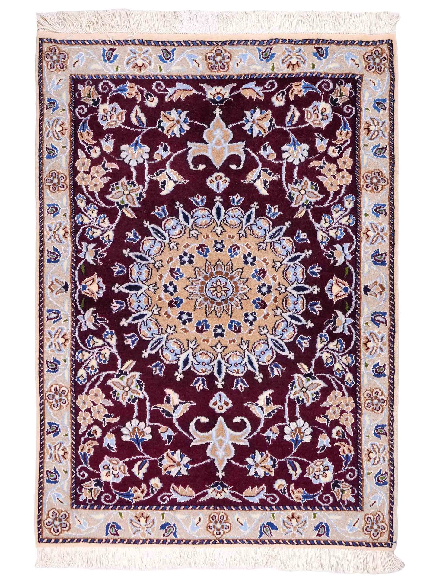 Handgeknüpfter Nain 12La Perserteppich von Khademi aus Wolle, rot-beige. Persischer Orientteppich mit Medaillon. Von Hand geknüpft in Iran / Persien. Größe: 126 cm x 89 cm. Teppichnummer: SB3-1018. Verkauf durch Jupiter Intl.