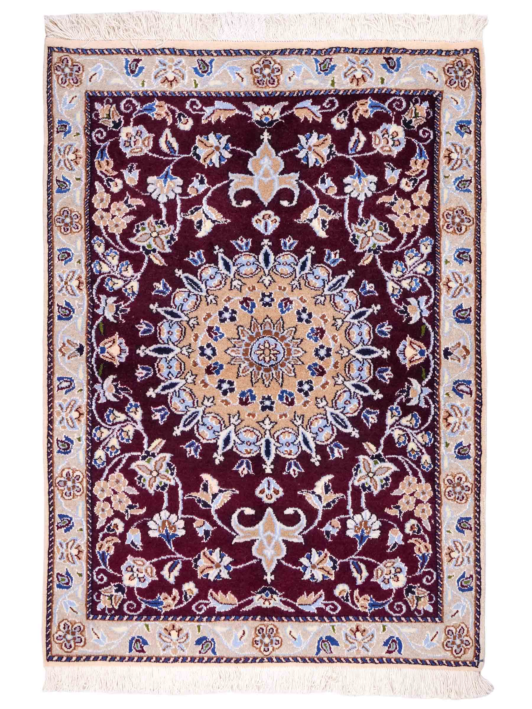 Handgeknüpfter Nain 12La Perserteppich von Khademi aus Wolle, rot-beige. Persischer Orientteppich mit Medaillon. Von Hand geknüpft in Iran / Persien. Größe: 126 cm x 89 cm. Teppichnummer: SB3-1018. Verkauf durch Jupiter Intl.