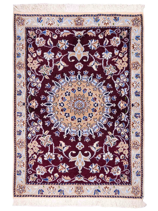 Handgeknüpfter Nain 12La Perserteppich von Khademi aus Wolle, rot-beige. Persischer Orientteppich mit Medaillon. Von Hand geknüpft in Iran / Persien. Größe: 126 cm x 89 cm. Teppichnummer: SB3-1018. Verkauf durch Jupiter Intl.