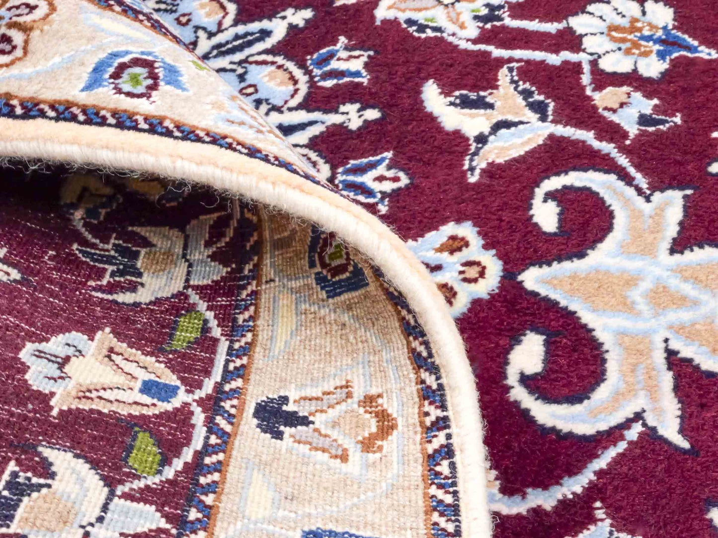 Handgeknüpfter Nain 12La Perserteppich von Khademi aus Wolle, rot-beige. Persischer Orientteppich mit Medaillon. Von Hand geknüpft in Iran / Persien. Größe: 126 cm x 89 cm. Teppichnummer: SB3-1018. Verkauf durch Jupiter Intl.