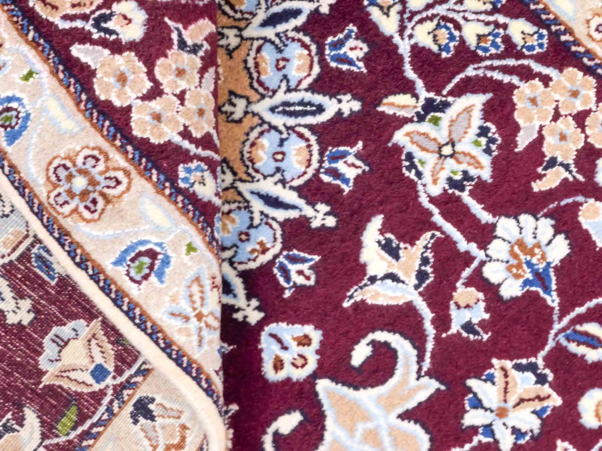 Handgeknüpfter Nain 12La Perserteppich von Khademi aus Wolle, rot-beige. Persischer Orientteppich mit Medaillon. Von Hand geknüpft in Iran / Persien. Größe: 126 cm x 89 cm. Teppichnummer: SB3-1018. Verkauf durch Jupiter Intl.