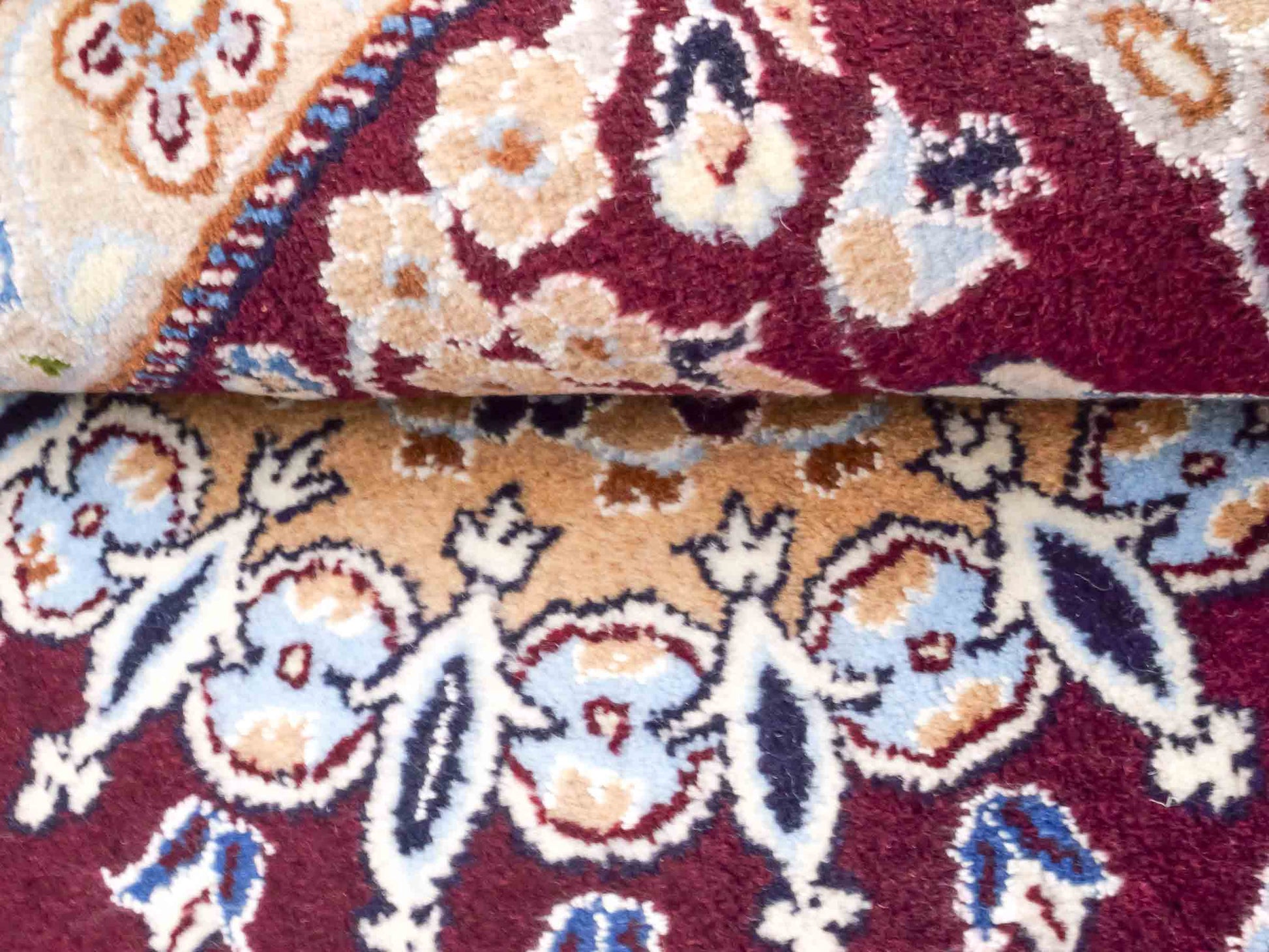 Handgeknüpfter Nain 12La Perserteppich von Khademi aus Wolle, rot-beige. Persischer Orientteppich mit Medaillon. Von Hand geknüpft in Iran / Persien. Größe: 126 cm x 89 cm. Teppichnummer: SB3-1018. Verkauf durch Jupiter Intl.