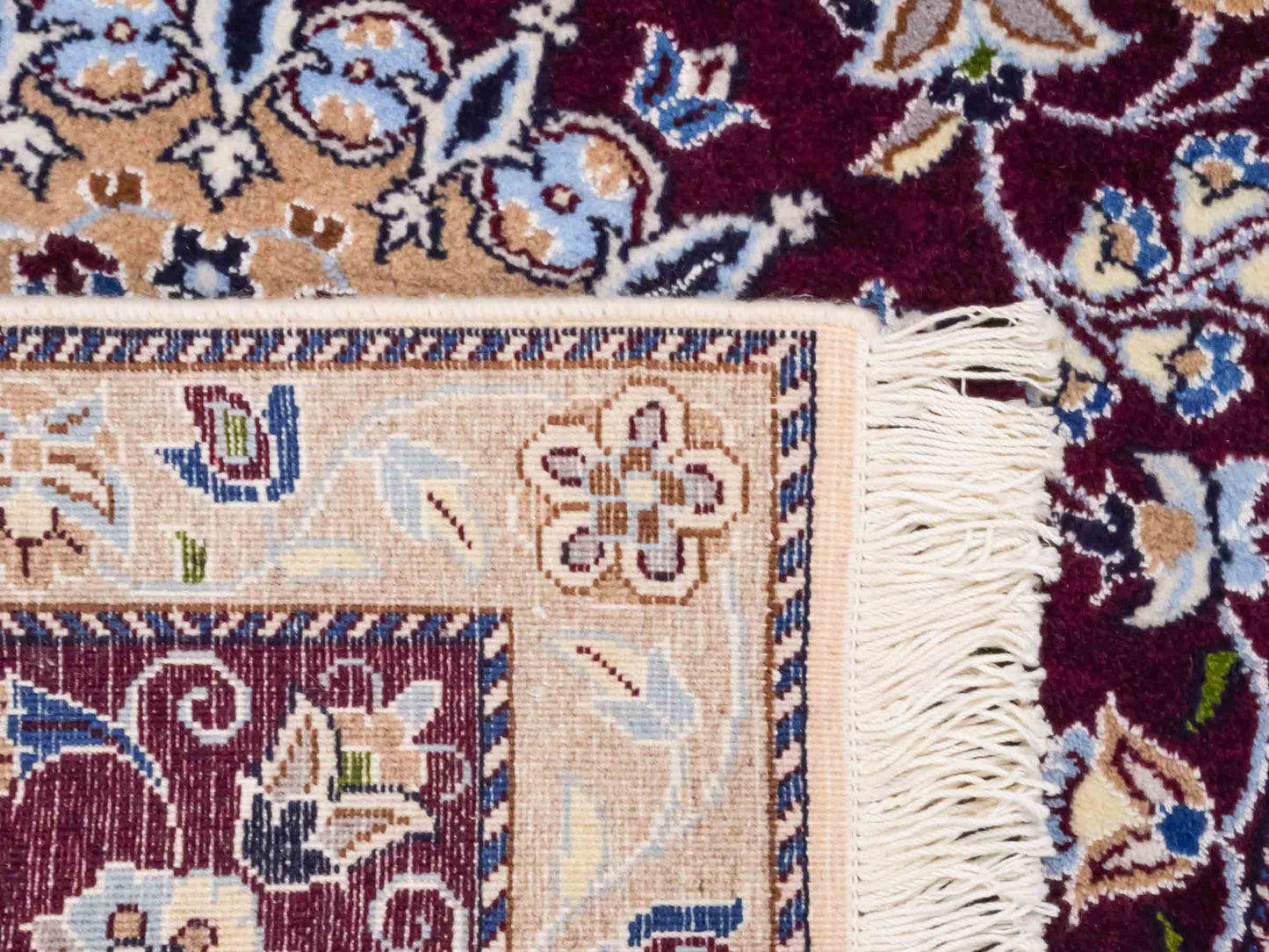 Handgeknüpfter Nain 12La Perserteppich von Khademi aus Wolle, rot-beige. Persischer Orientteppich mit Medaillon. Von Hand geknüpft in Iran / Persien. Größe: 126 cm x 89 cm. Teppichnummer: SB3-1018. Verkauf durch Jupiter Intl.