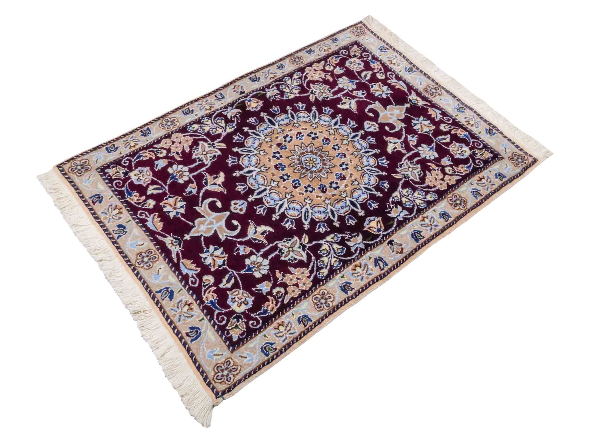 Handgeknüpfter Nain 12La Perserteppich von Khademi aus Wolle, rot-beige. Persischer Orientteppich mit Medaillon. Von Hand geknüpft in Iran / Persien. Größe: 126 cm x 89 cm. Teppichnummer: SB3-1018. Verkauf durch Jupiter Intl.