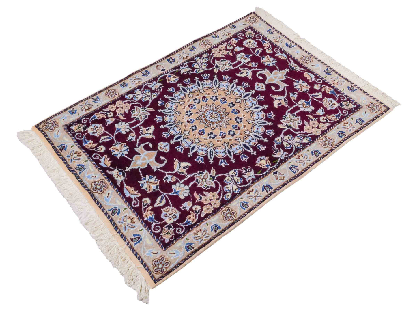 Handgeknüpfter Nain 12La Perserteppich von Khademi aus Wolle, rot-beige. Persischer Orientteppich mit Medaillon. Von Hand geknüpft in Iran / Persien. Größe: 126 cm x 89 cm. Teppichnummer: SB3-1018. Verkauf durch Jupiter Intl.