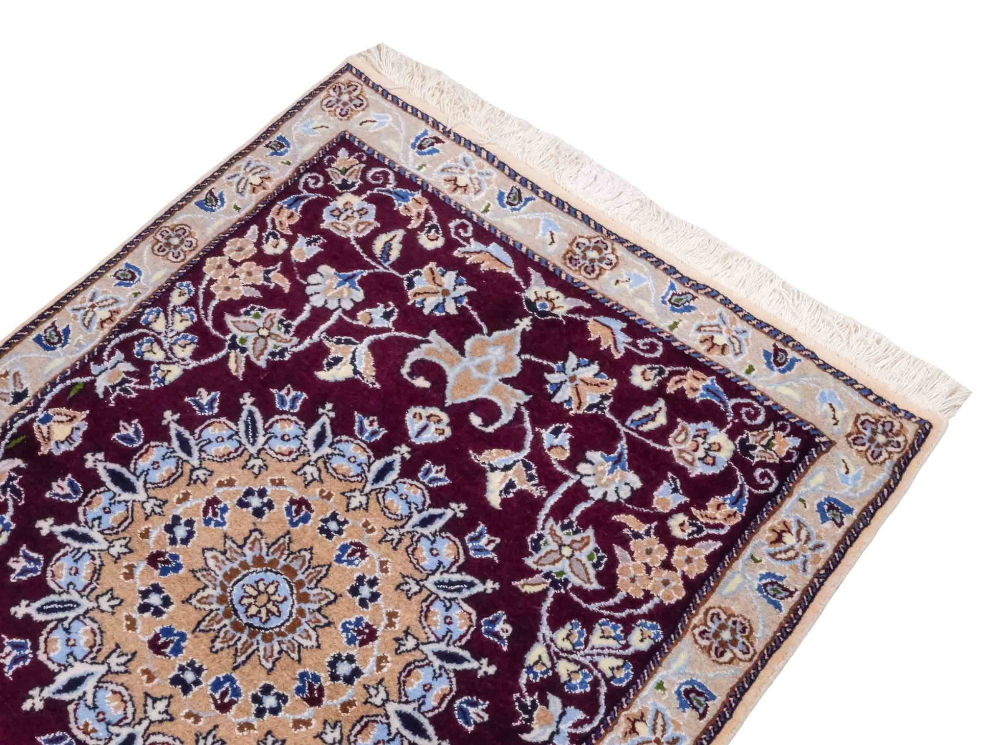 Handgeknüpfter Nain 12La Perserteppich von Khademi aus Wolle, rot-beige. Persischer Orientteppich mit Medaillon. Von Hand geknüpft in Iran / Persien. Größe: 126 cm x 89 cm. Teppichnummer: SB3-1018. Verkauf durch Jupiter Intl.