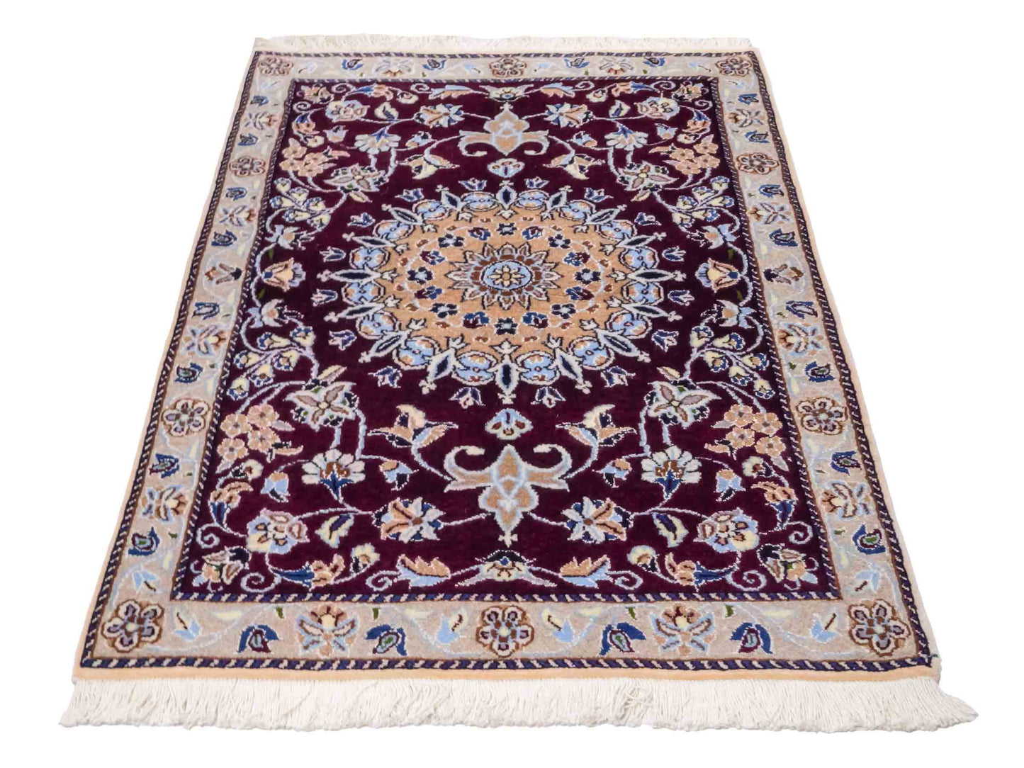 Handgeknüpfter Nain 12La Perserteppich von Khademi aus Wolle, rot-beige. Persischer Orientteppich mit Medaillon. Von Hand geknüpft in Iran / Persien. Größe: 126 cm x 89 cm. Teppichnummer: SB3-1018. Verkauf durch Jupiter Intl.