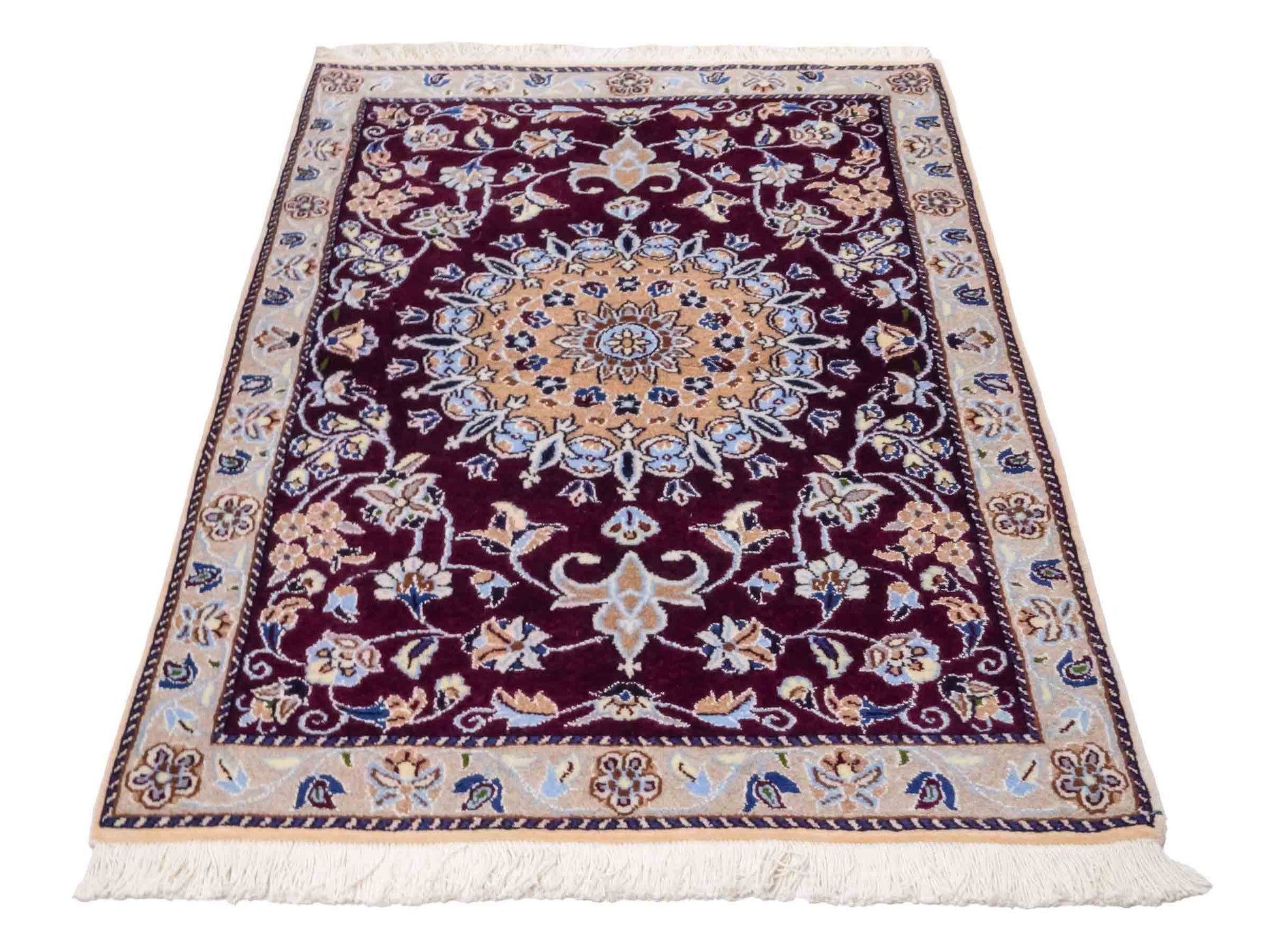 Handgeknüpfter Nain 12La Perserteppich von Khademi aus Wolle, rot-beige. Persischer Orientteppich mit Medaillon. Von Hand geknüpft in Iran / Persien. Größe: 126 cm x 89 cm. Teppichnummer: SB3-1018. Verkauf durch Jupiter Intl.