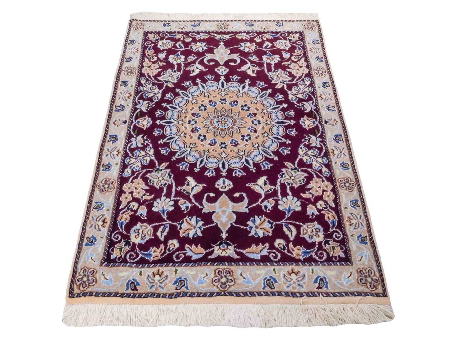 Handgeknüpfter Nain 12La Perserteppich von Khademi aus Wolle, rot-beige. Persischer Orientteppich mit Medaillon. Von Hand geknüpft in Iran / Persien. Größe: 126 cm x 89 cm. Teppichnummer: SB3-1018. Verkauf durch Jupiter Intl.