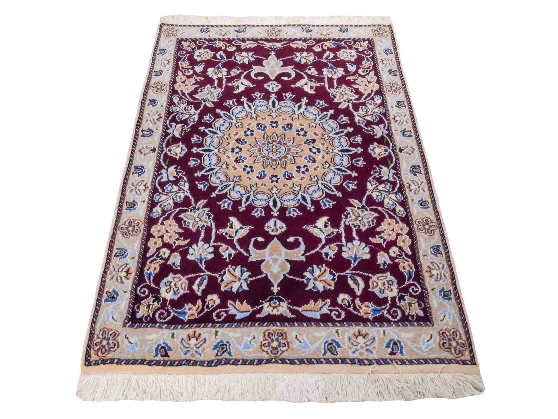 Handgeknüpfter Nain 12La Perserteppich von Khademi aus Wolle, rot-beige. Persischer Orientteppich mit Medaillon. Von Hand geknüpft in Iran / Persien. Größe: 126 cm x 89 cm. Teppichnummer: SB3-1018. Verkauf durch Jupiter Intl.